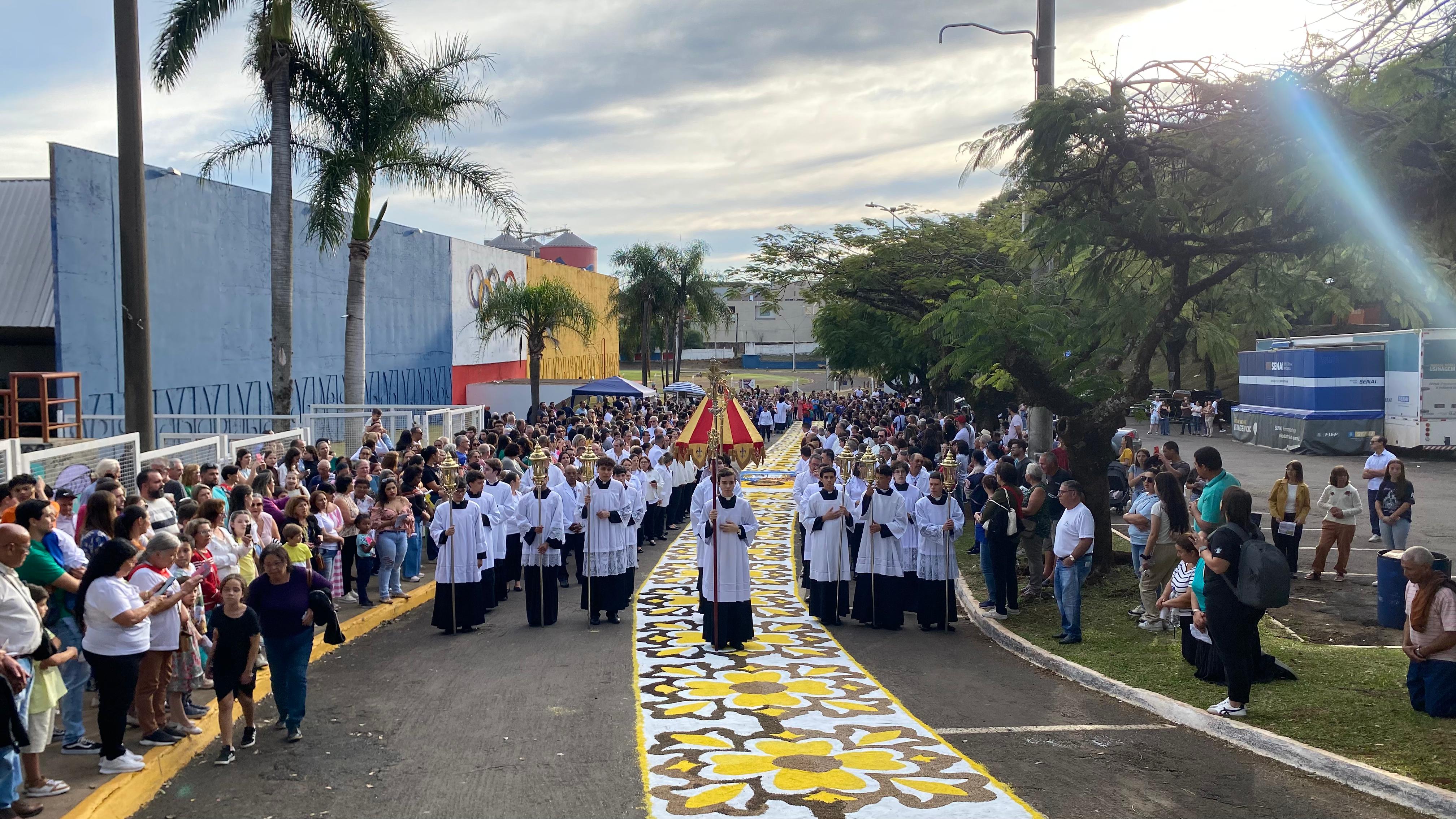 Veja os registros da procissão de Corpus Christi em Apucarana