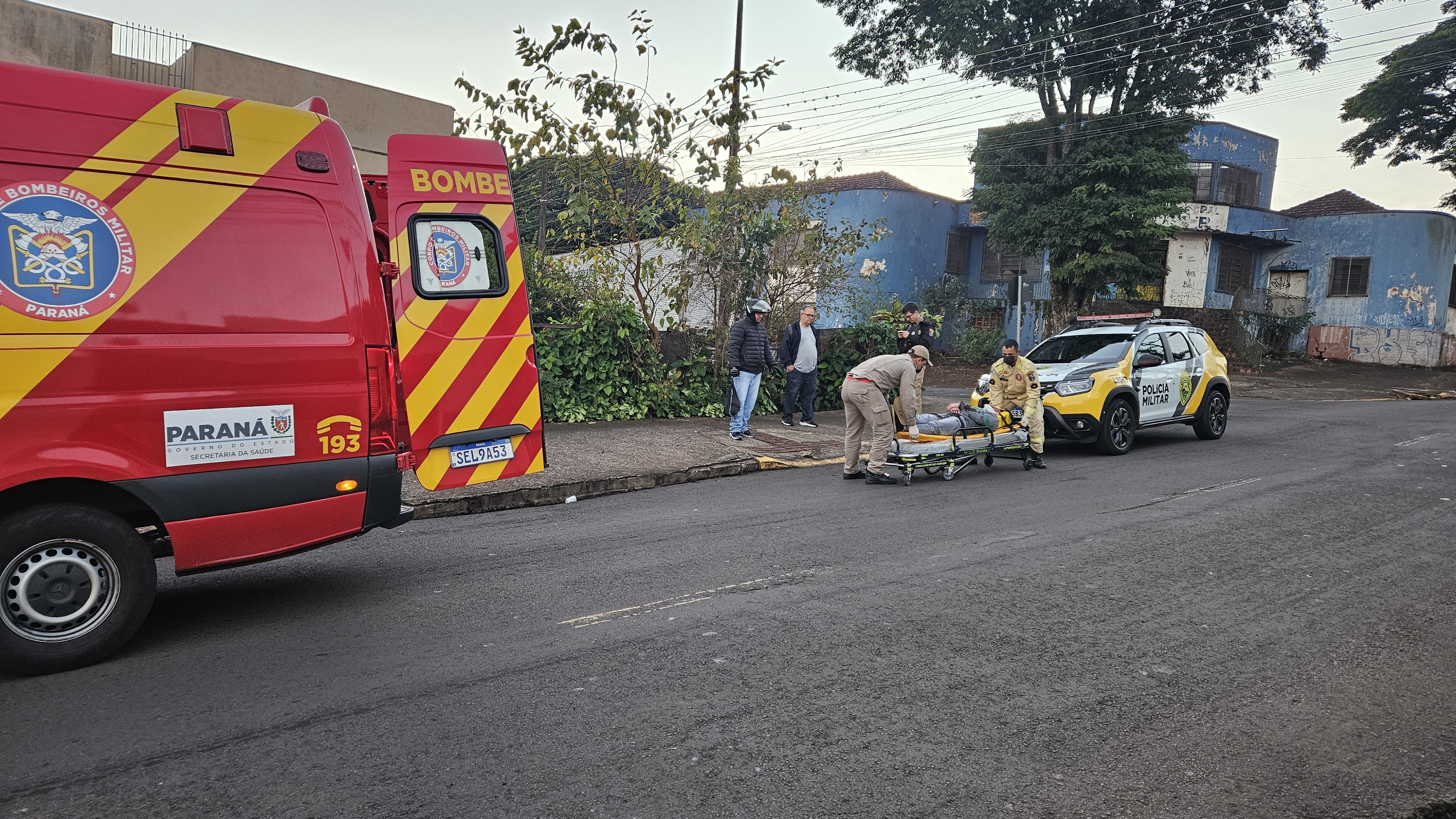 Ciclista colide contra Hilux e fica ferido em bairro de Apucarana