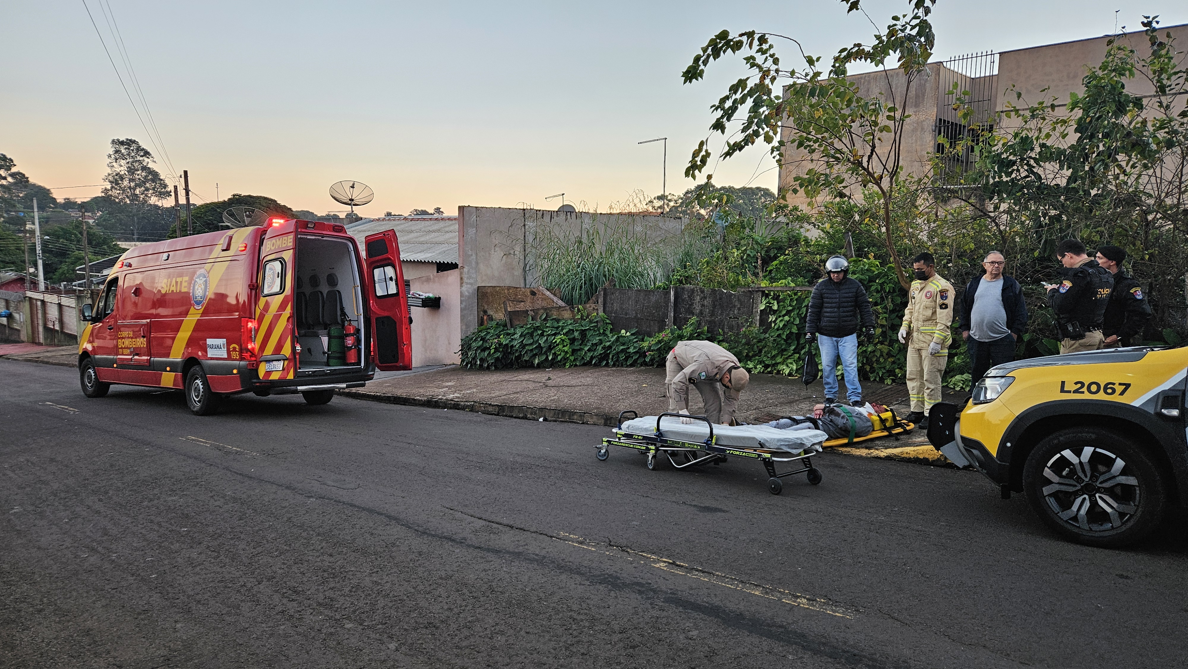 Ciclista colide contra Hilux e fica ferido em bairro de Apucarana