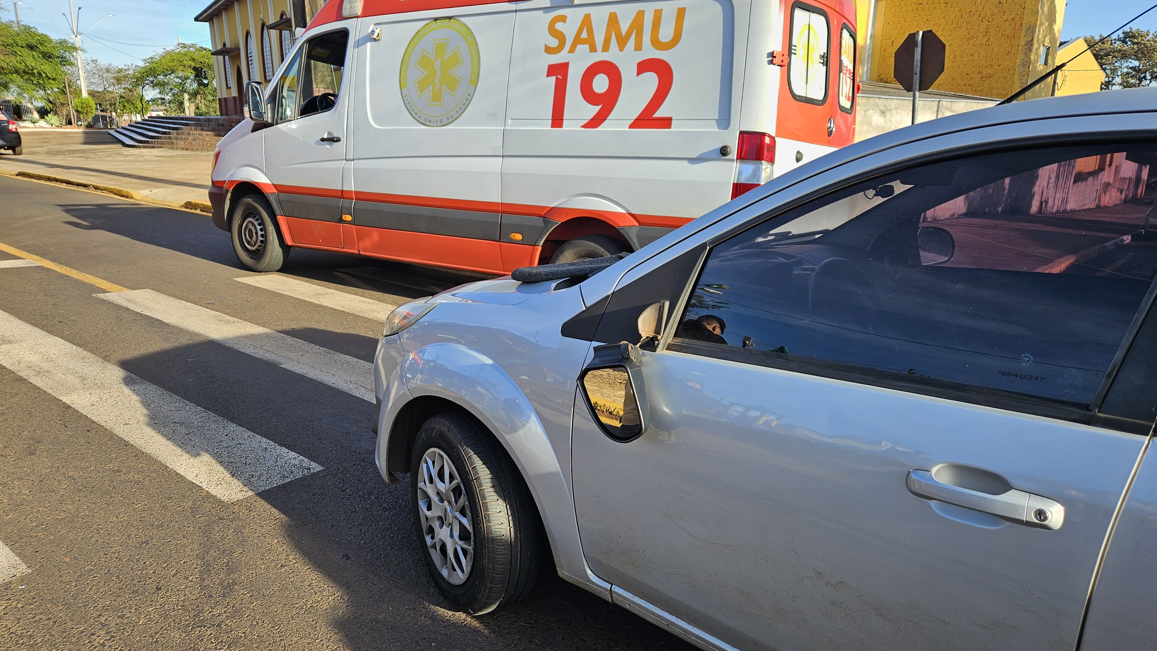 Colisão entre carro e moto deixa pai e filho feridos em Apucarana