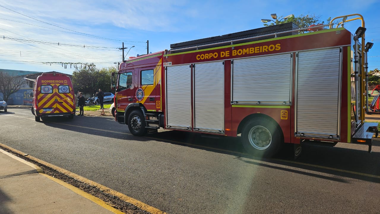 Colisão entre carro e moto deixa pai e filho feridos em Apucarana