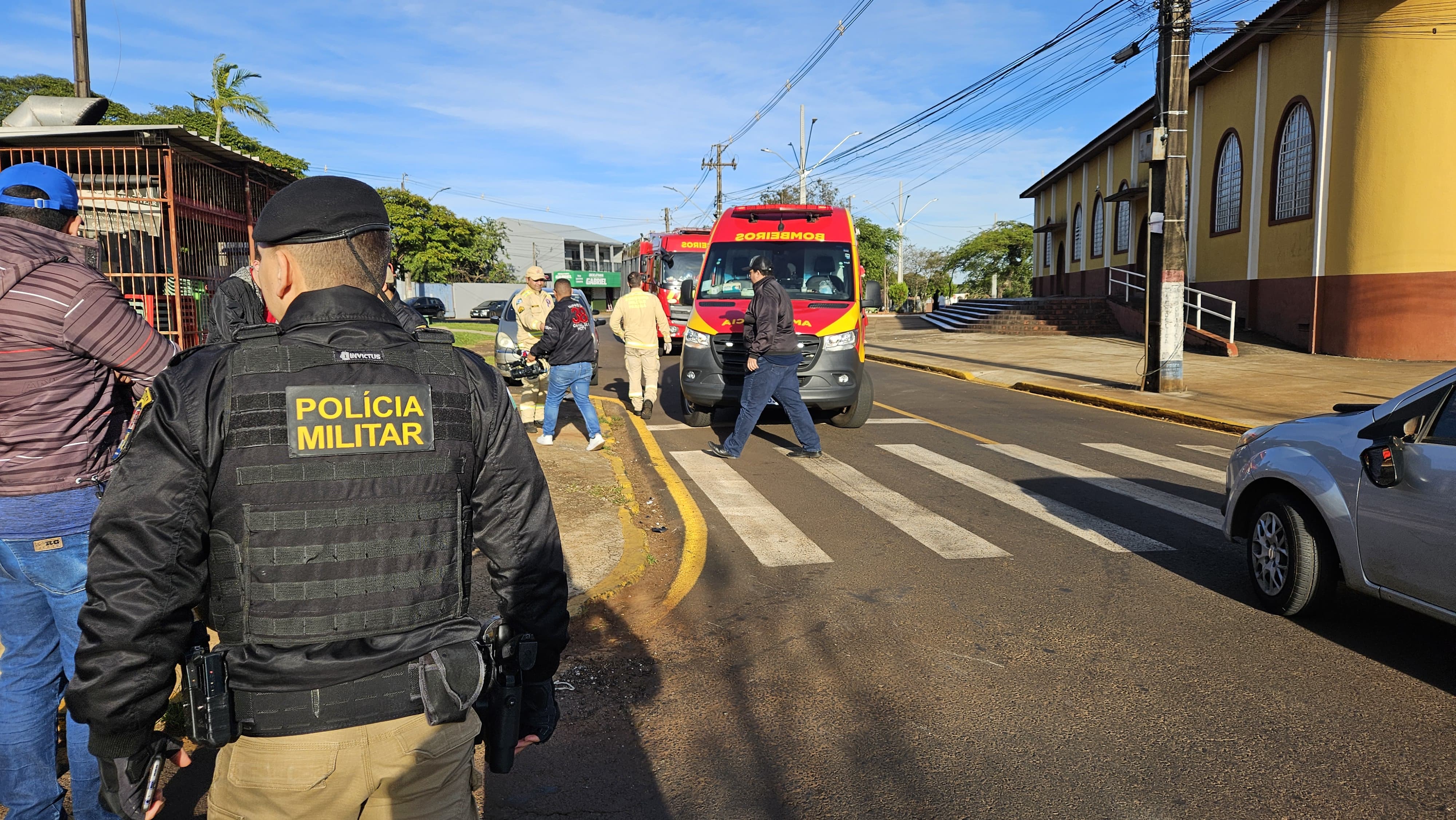 Colisão entre carro e moto deixa pai e filho feridos em Apucarana