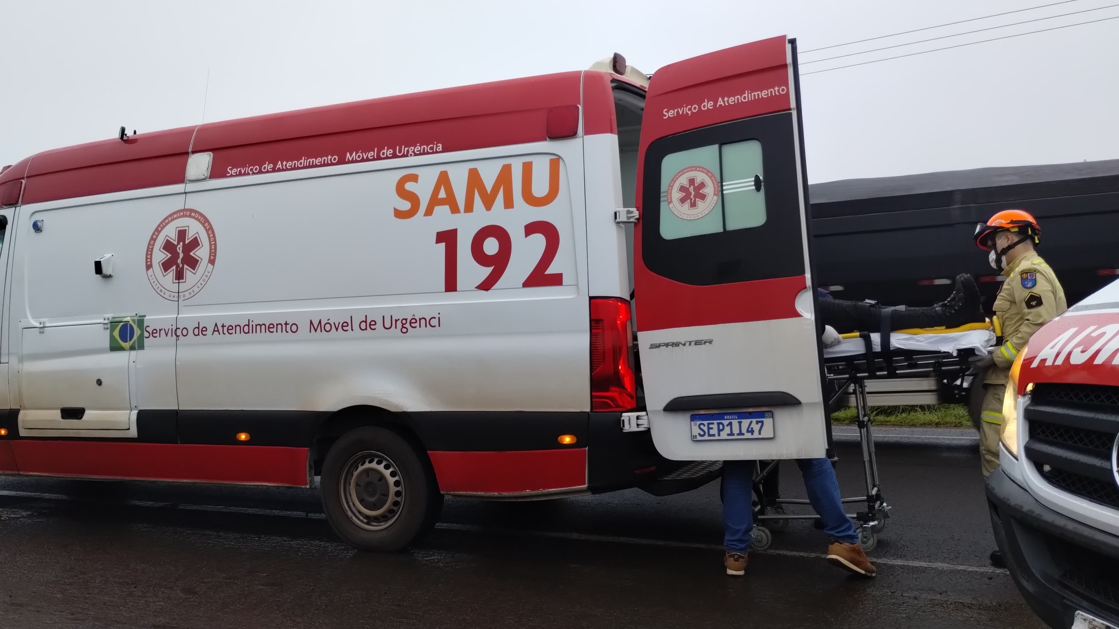 Engavetamento entre três carros e uma moto deixa um ferido em Jandaia