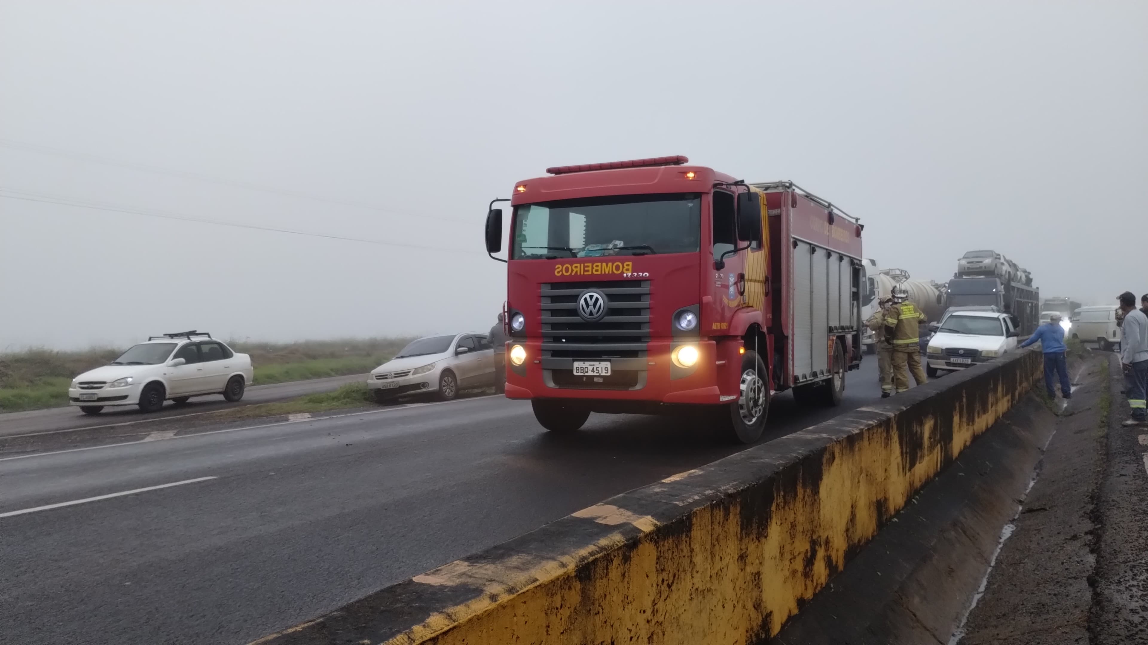 Engavetamento entre três carros e uma moto deixa um ferido em Jandaia