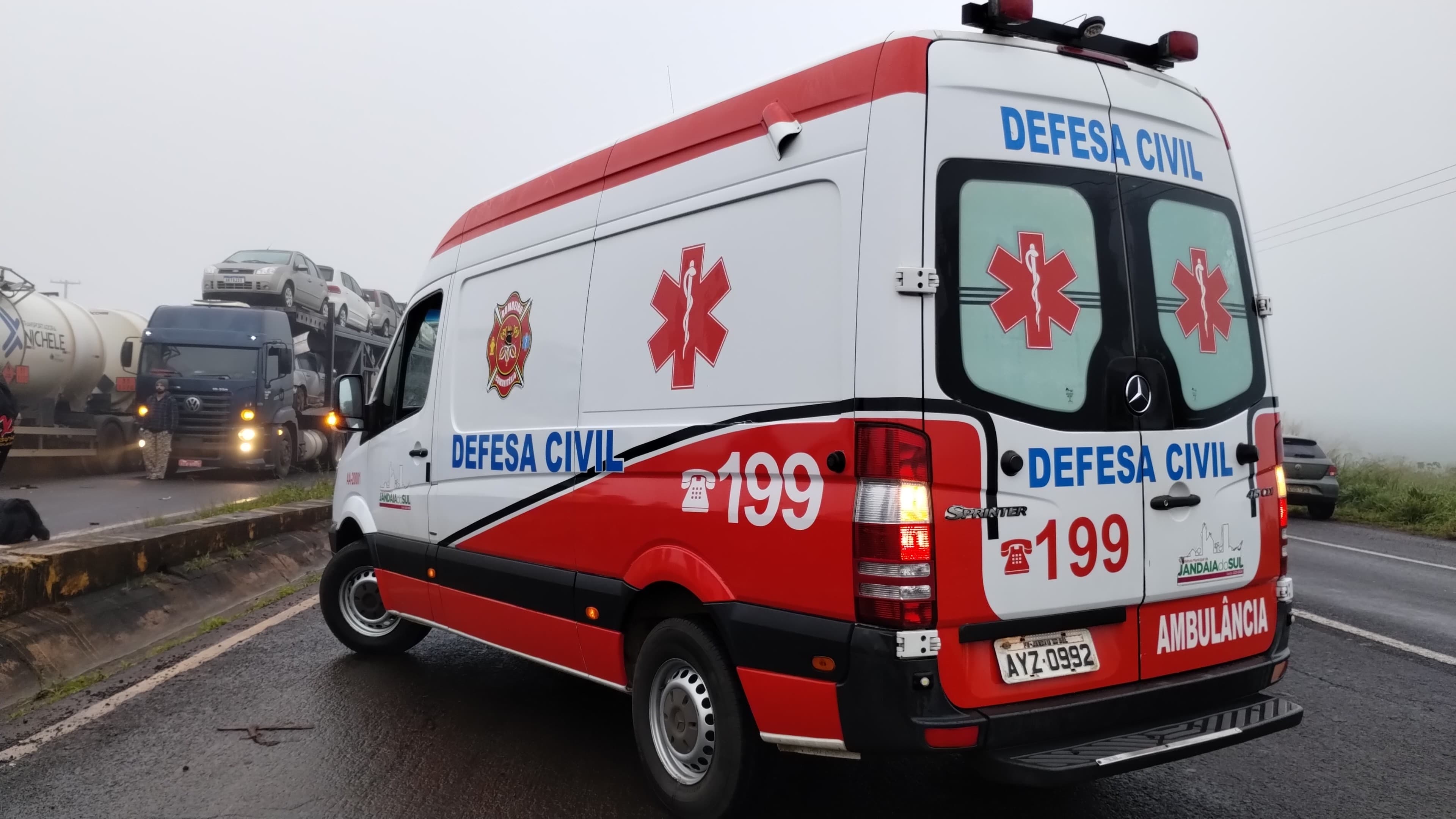 Engavetamento entre três carros e uma moto deixa um ferido em Jandaia