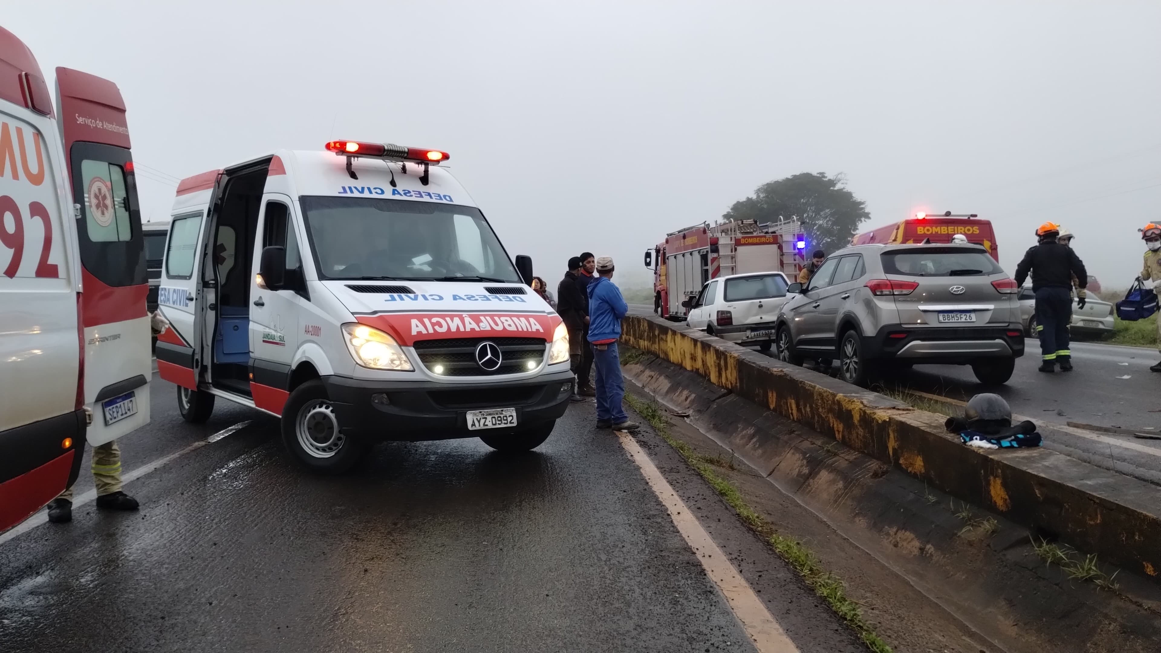 Engavetamento entre três carros e uma moto deixa um ferido em Jandaia