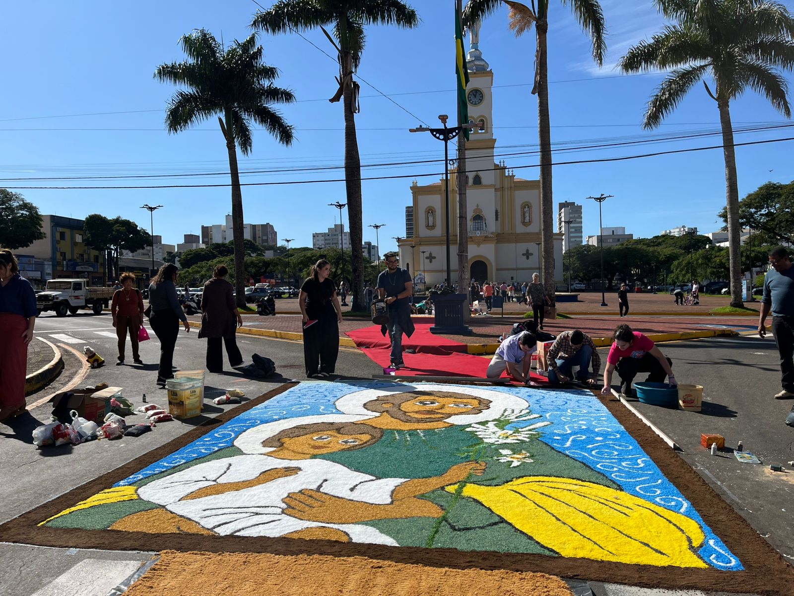 Fiéis celebram Corpus Christi com confecção de tapetes: veja fotos