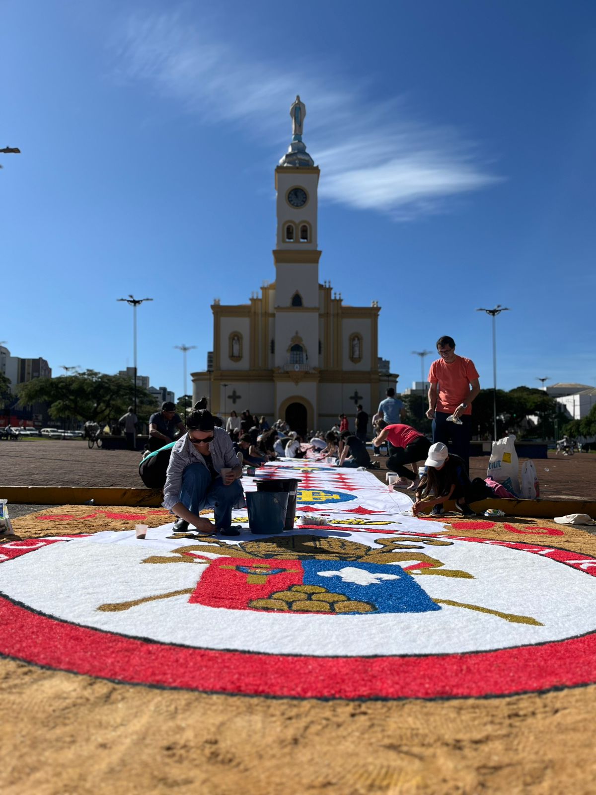 Fiéis celebram Corpus Christi com confecção de tapetes: veja fotos