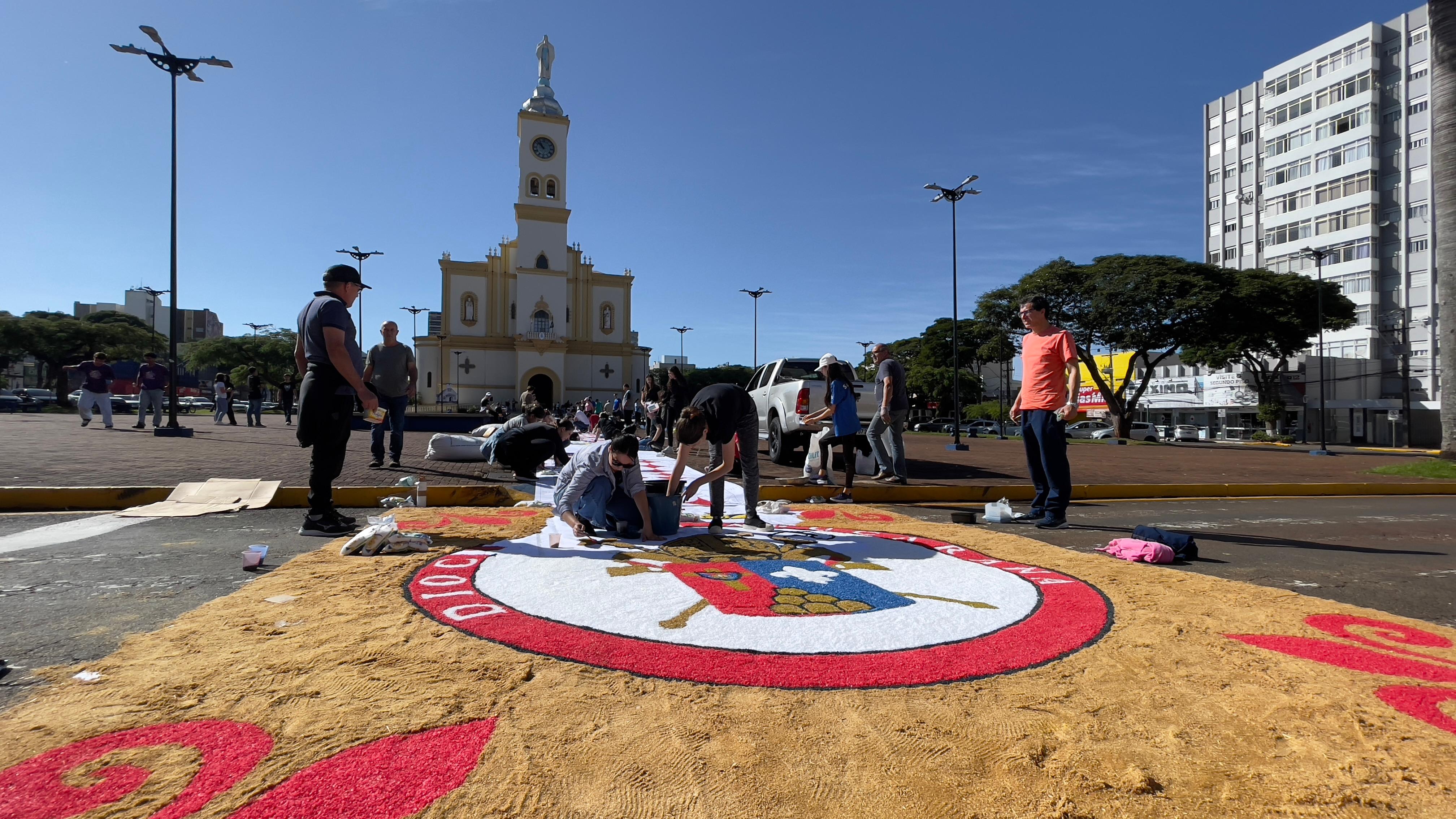 Fiéis celebram Corpus Christi com confecção de tapetes: veja fotos