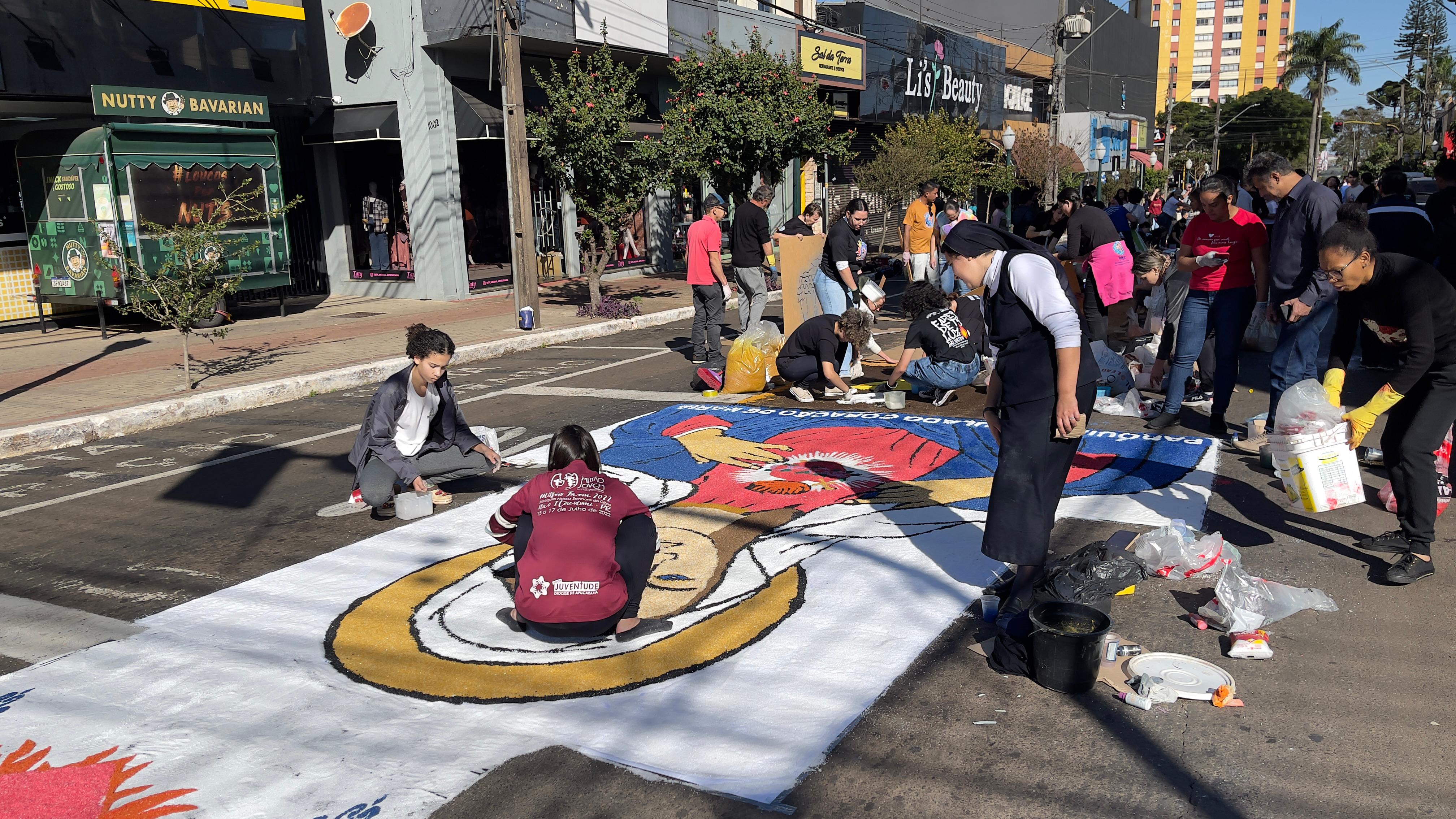 Fiéis celebram Corpus Christi com confecção de tapetes: veja fotos