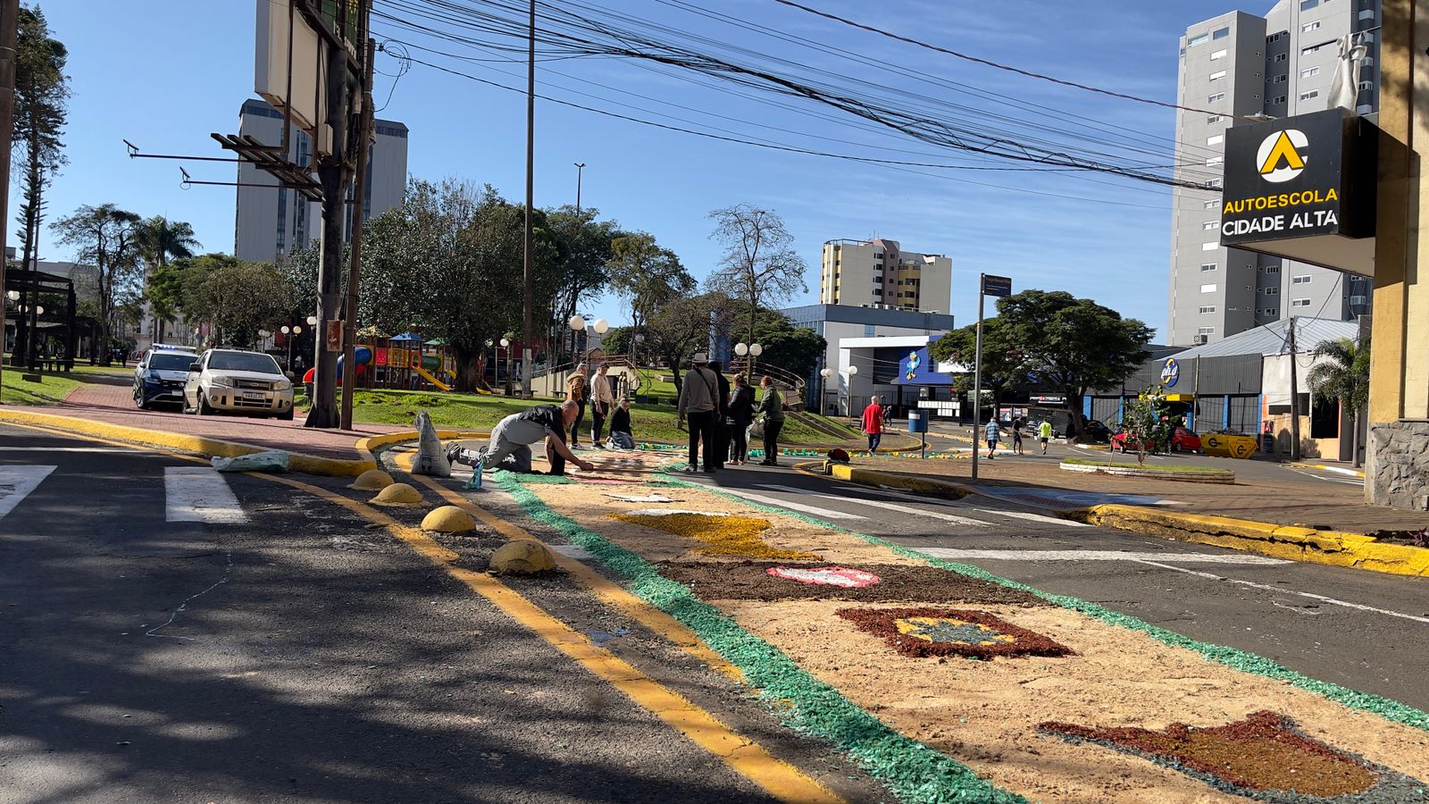 Fiéis celebram Corpus Christi com confecção de tapetes: veja fotos