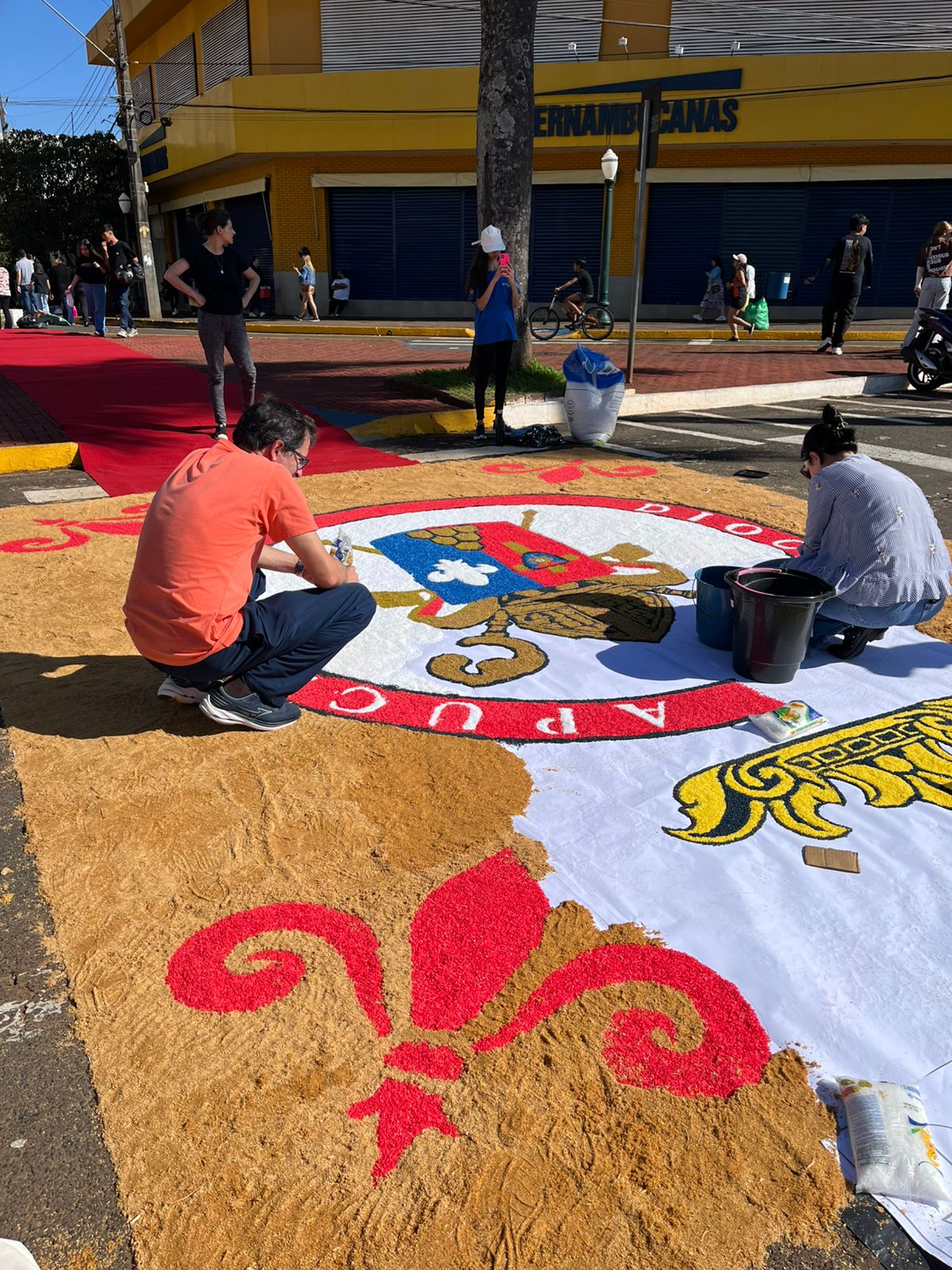 Fiéis celebram Corpus Christi com confecção de tapetes: veja fotos