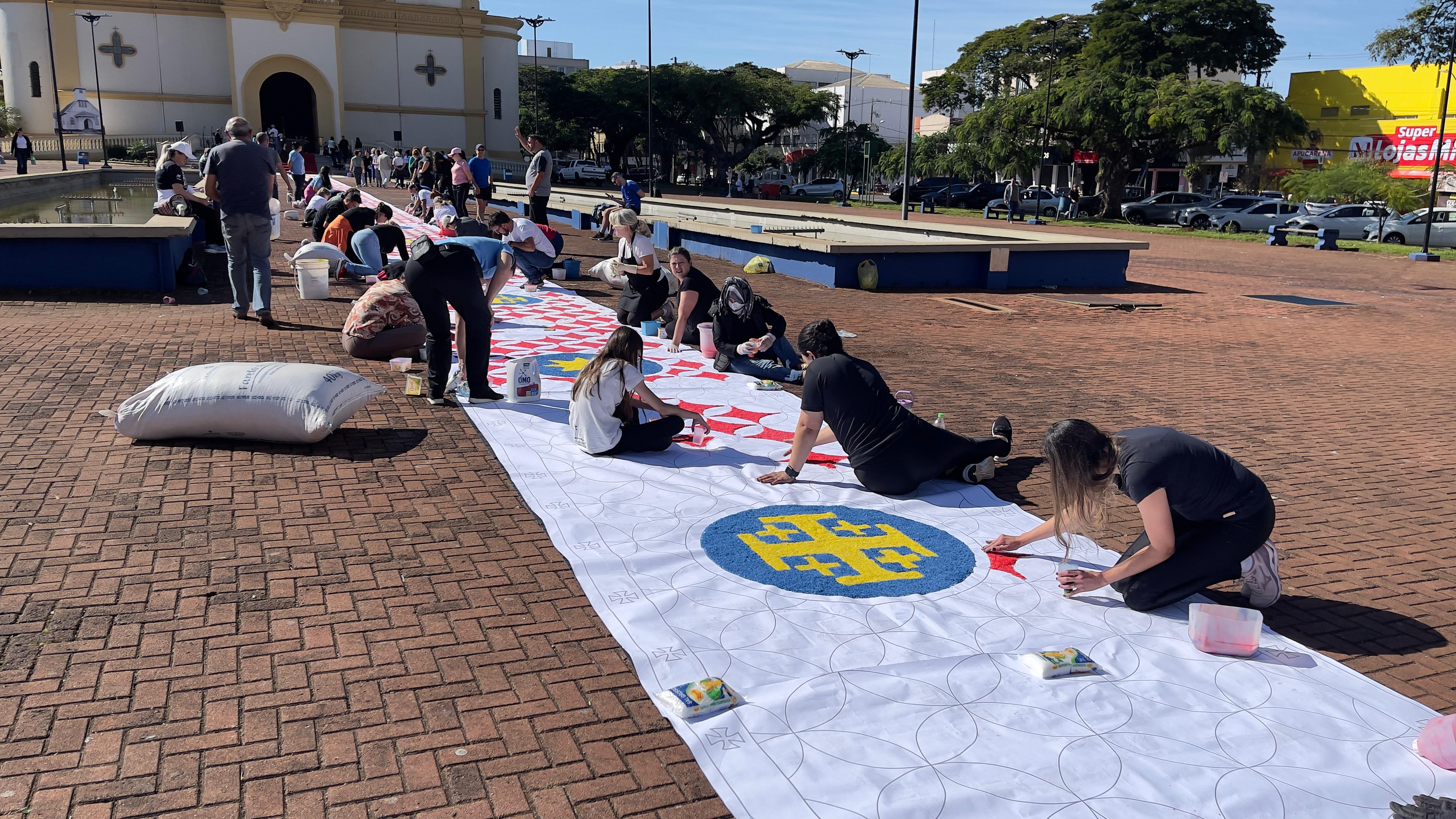 Fiéis celebram Corpus Christi com confecção de tapetes: veja fotos