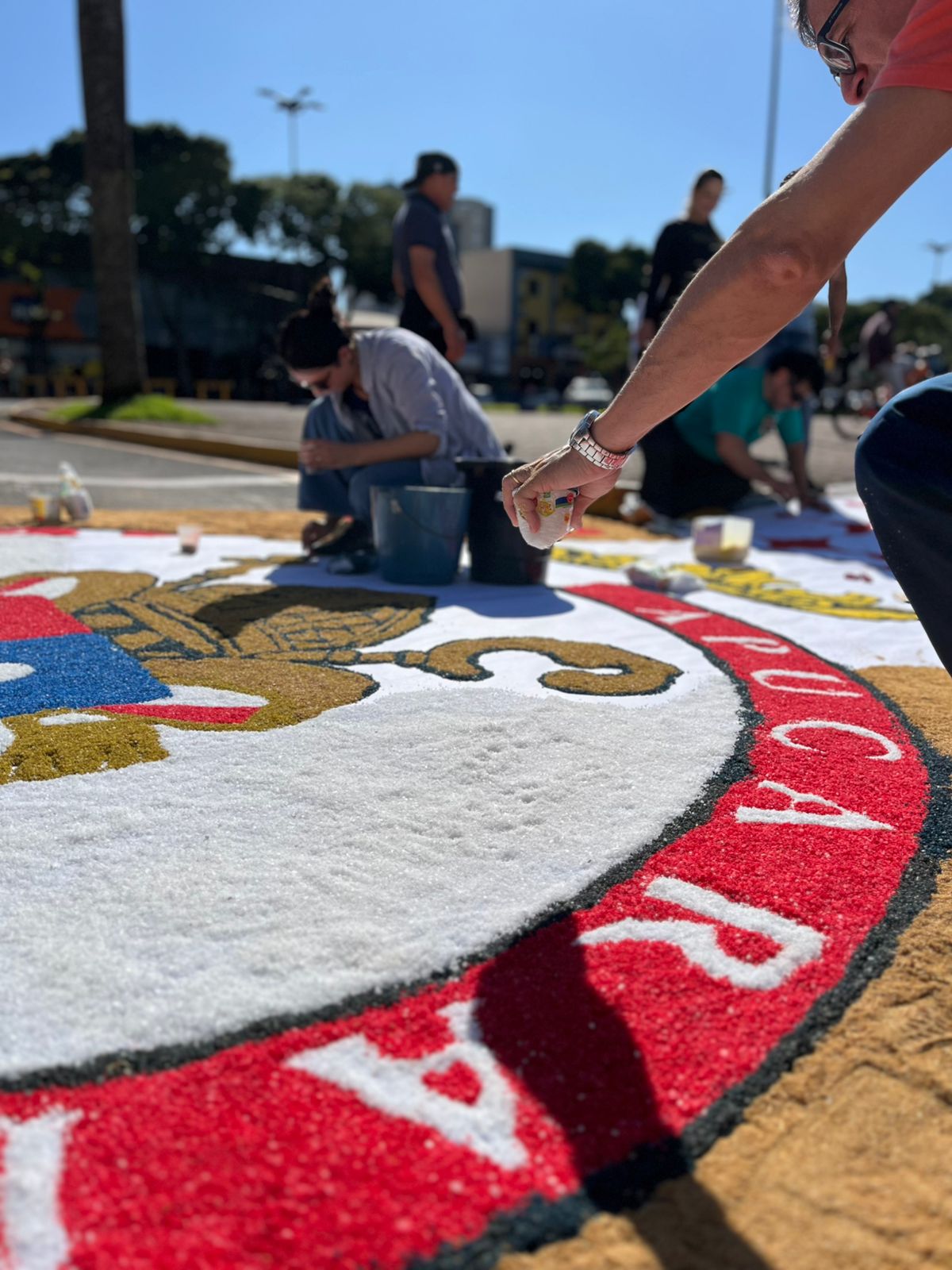 Fiéis celebram Corpus Christi com confecção de tapetes: veja fotos