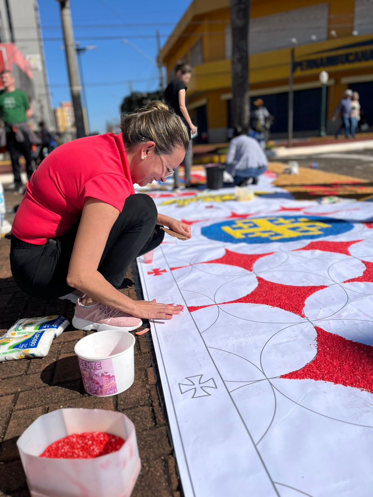 Fiéis celebram Corpus Christi com confecção de tapetes: veja fotos