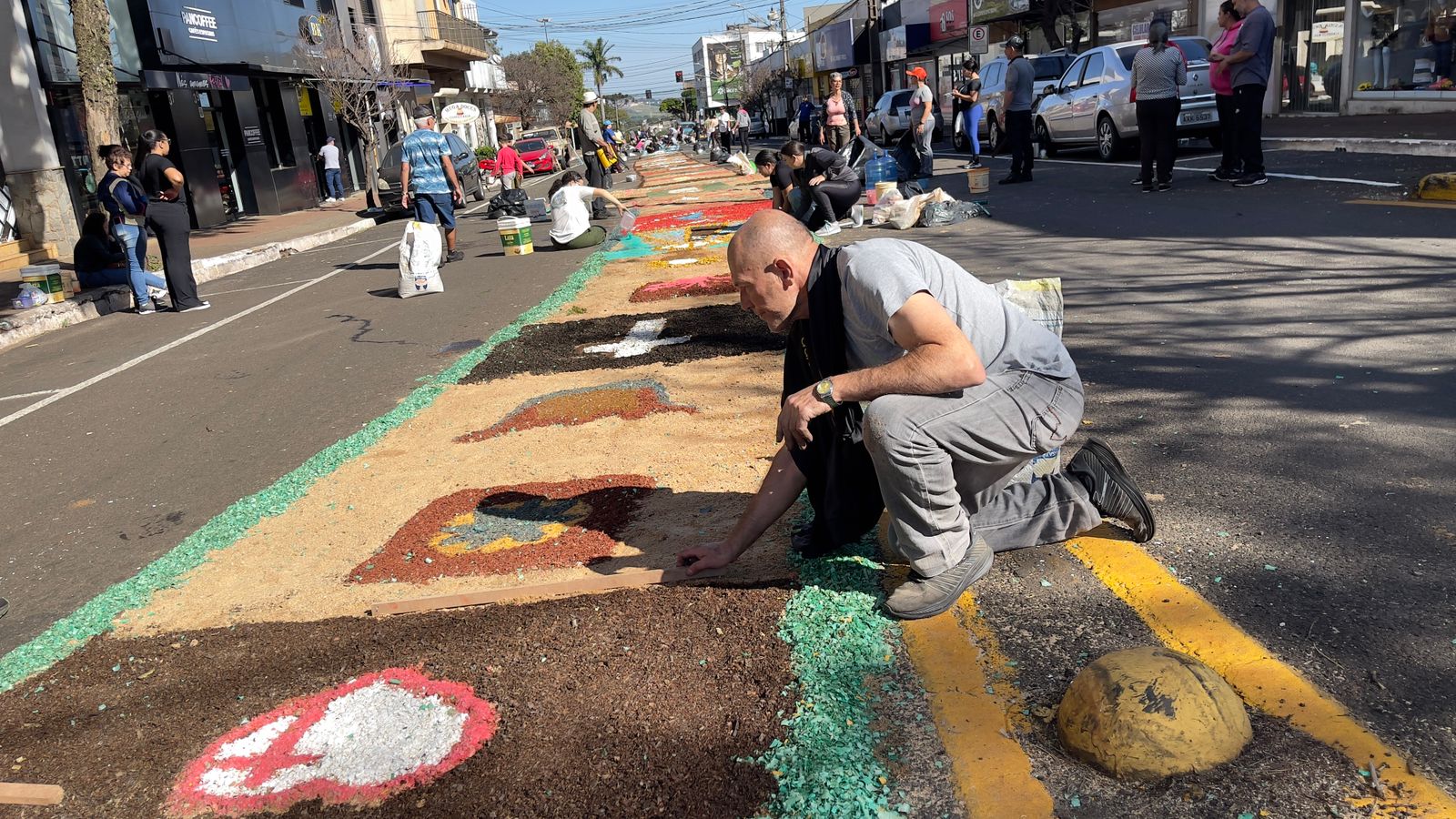 Fiéis celebram Corpus Christi com confecção de tapetes: veja fotos