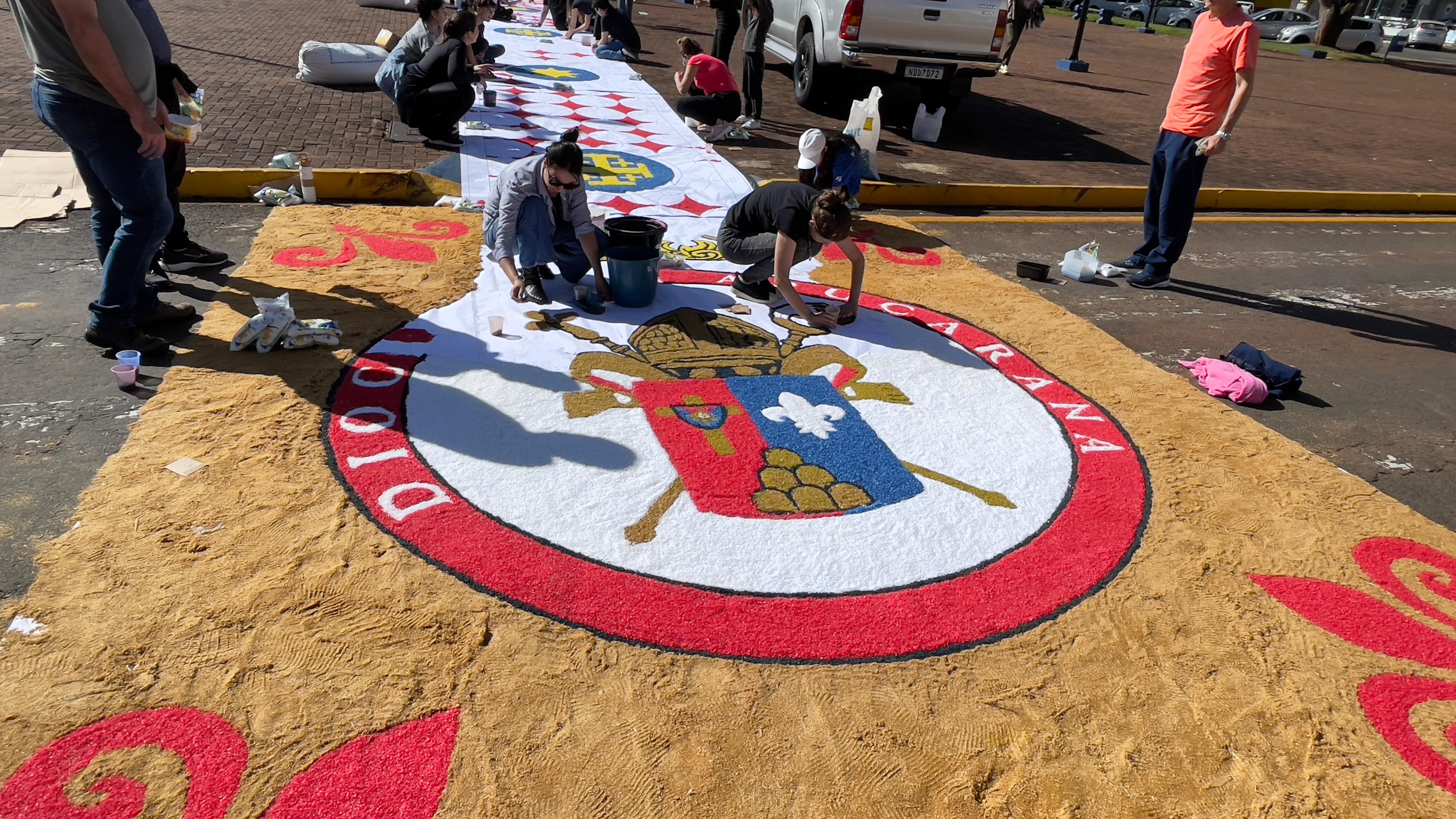 Fiéis celebram Corpus Christi com confecção de tapetes: veja fotos