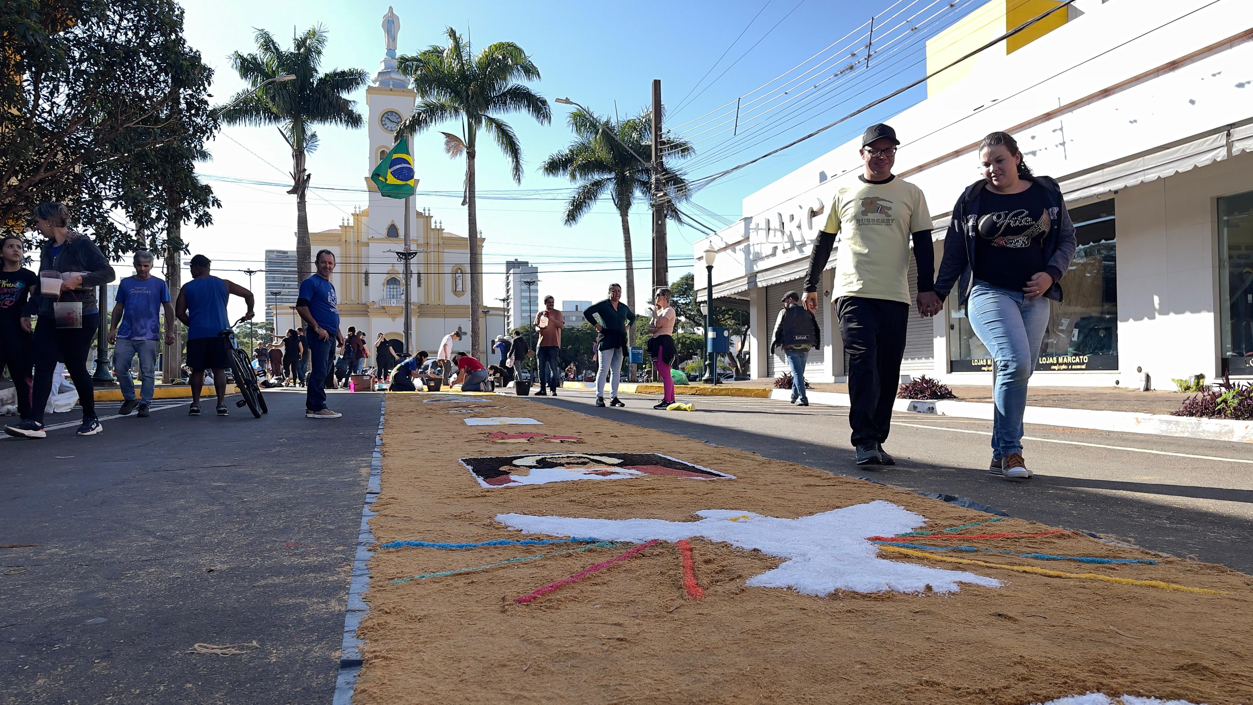 Fiéis celebram Corpus Christi com confecção de tapetes: veja fotos