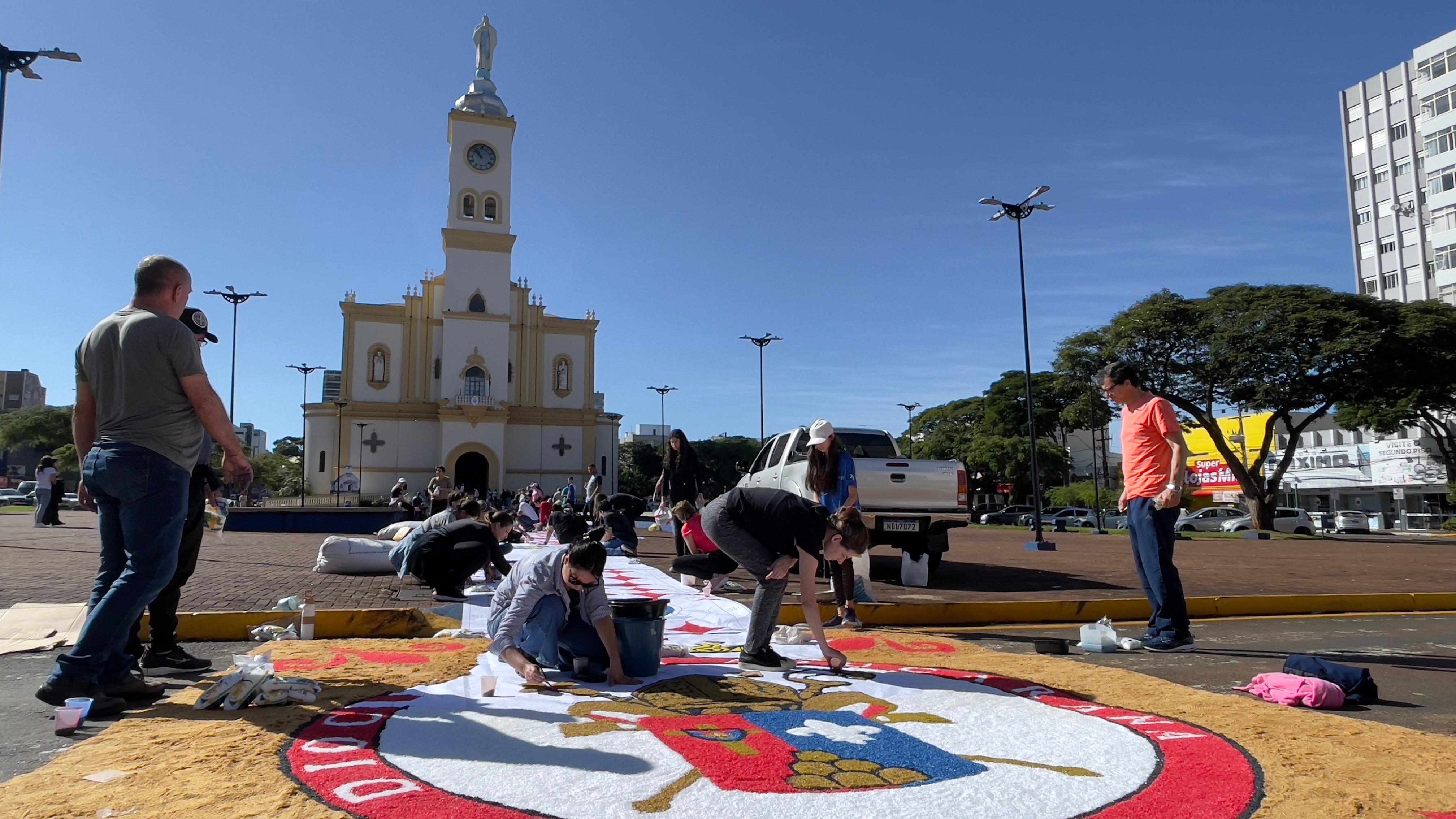 Fiéis celebram Corpus Christi com confecção de tapetes: veja fotos