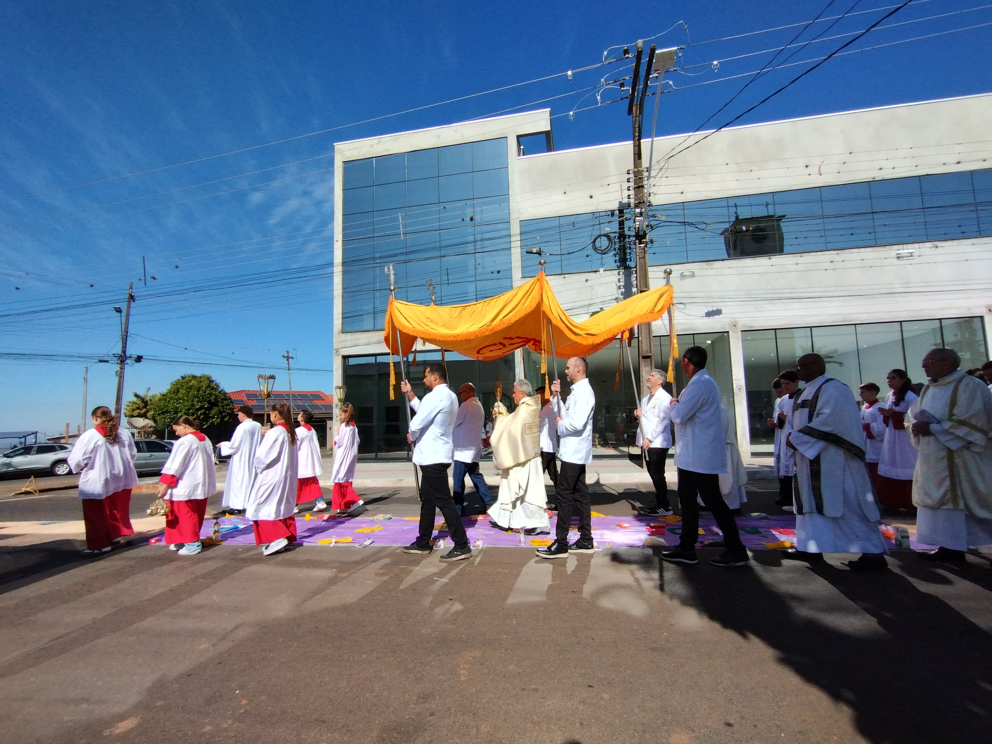 Fiéis participam de procissão e missa de Corpus Christi em Cambira