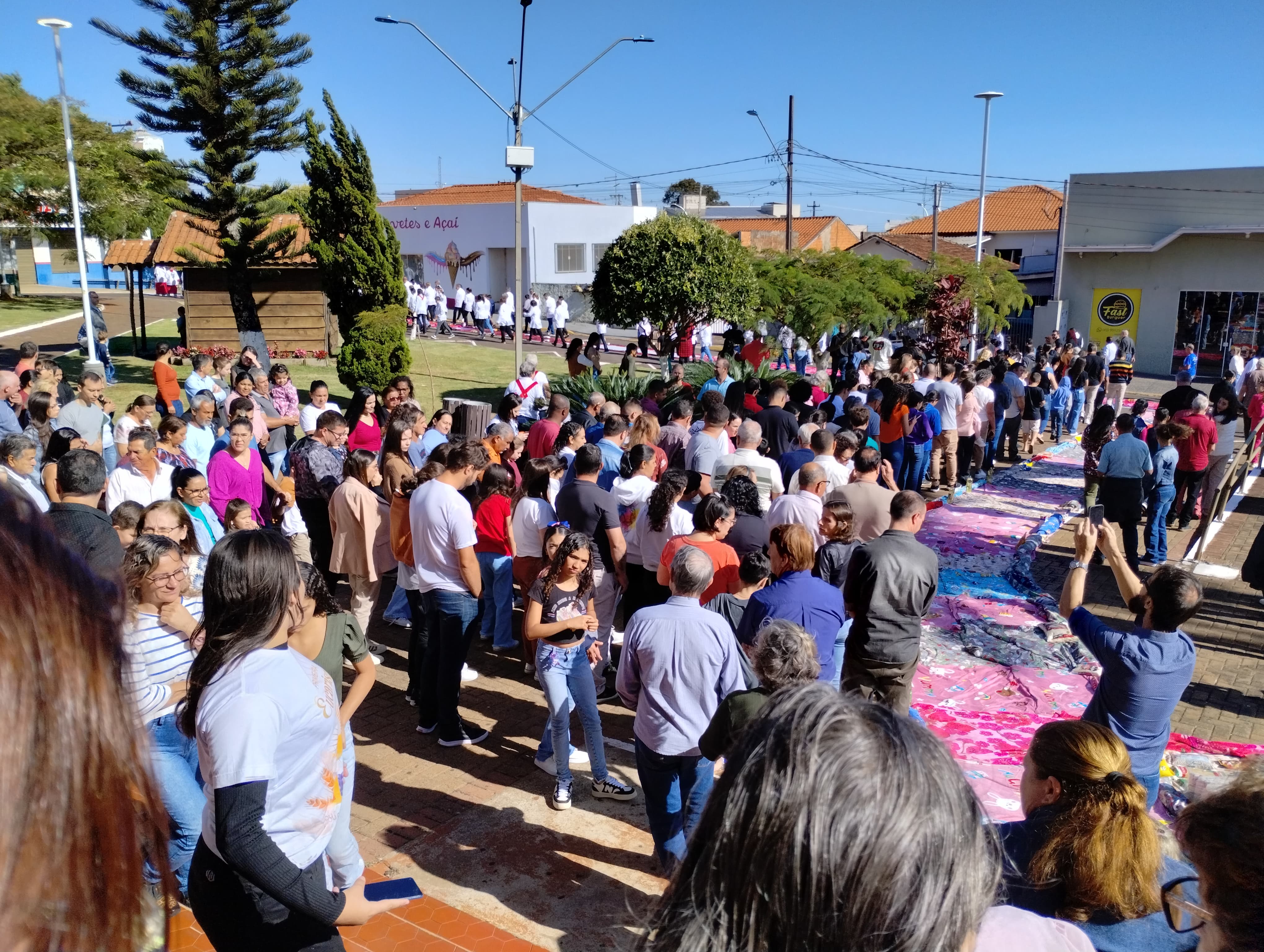 Fiéis participam de procissão e missa de Corpus Christi em Cambira