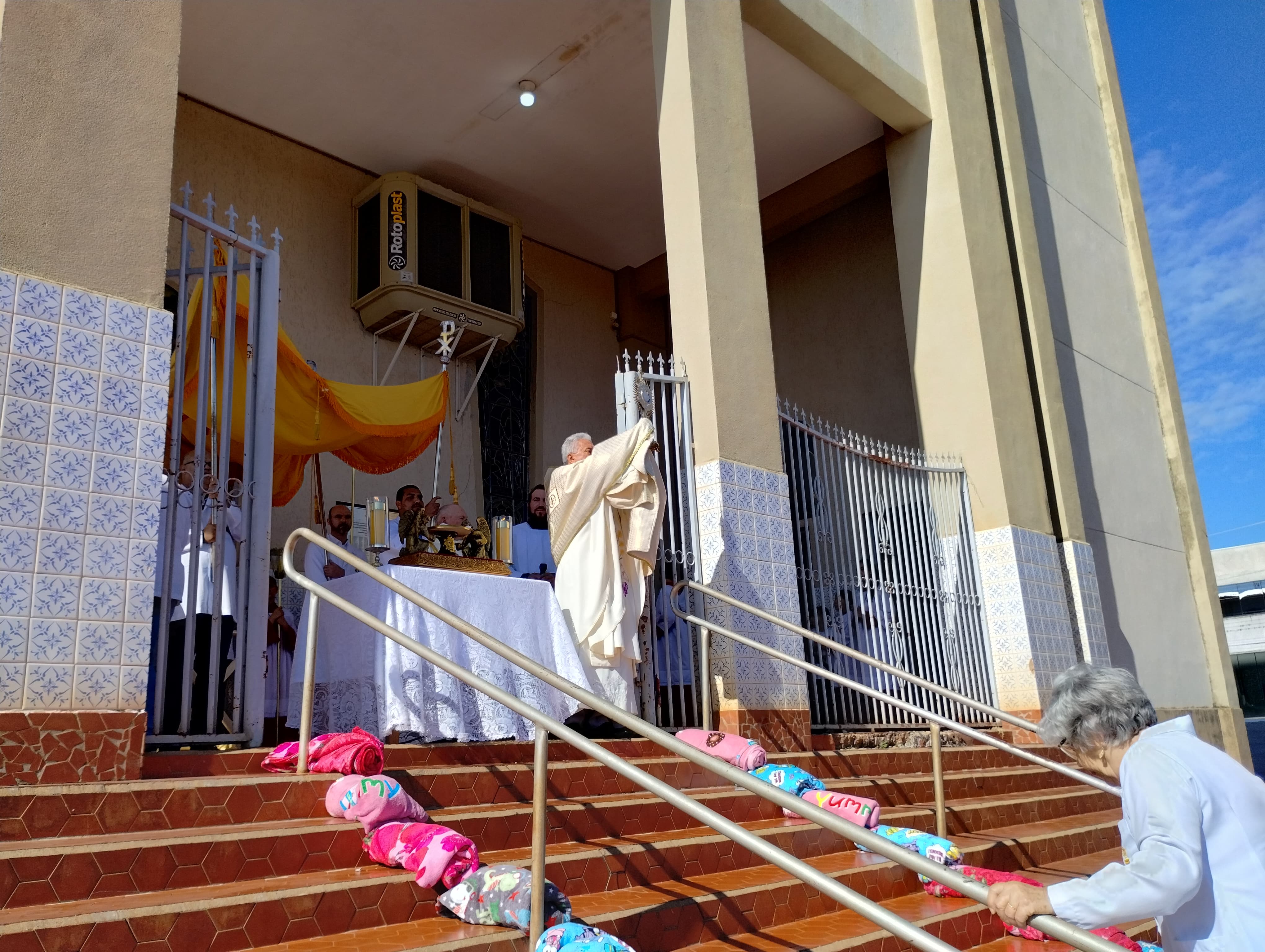 Fiéis participam de procissão e missa de Corpus Christi em Cambira