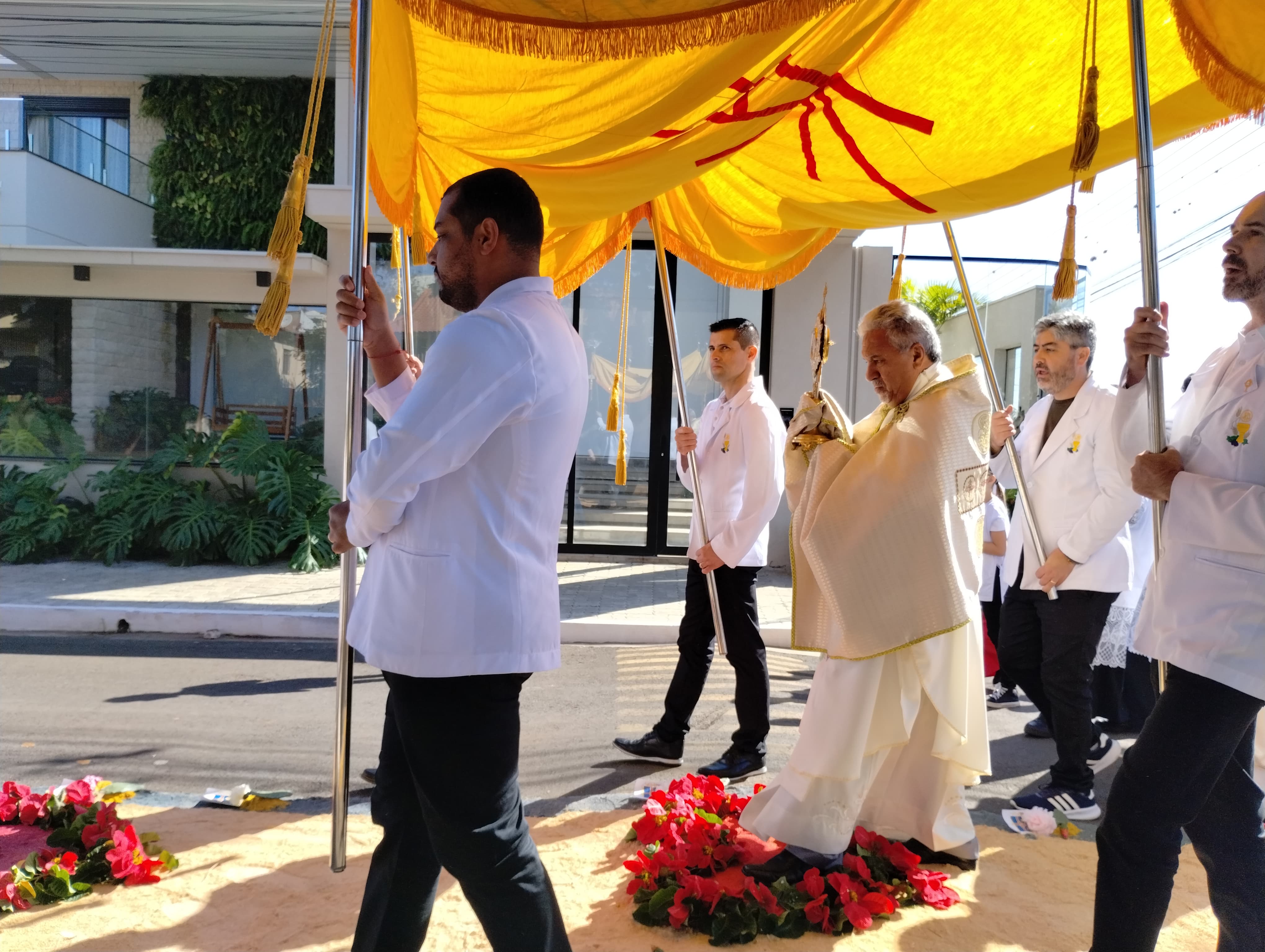 Fiéis participam de procissão e missa de Corpus Christi em Cambira