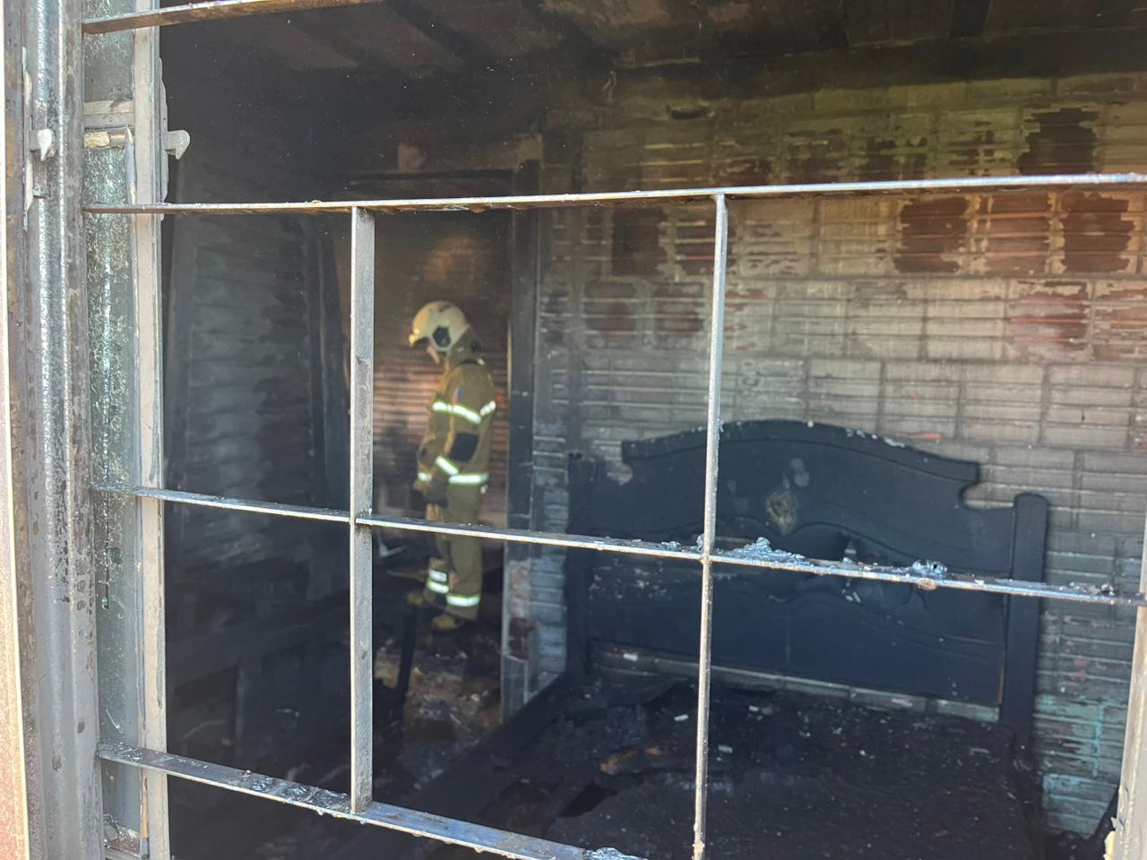 Moradora é socorrida da casa em chamas por vizinhos no Pirapó