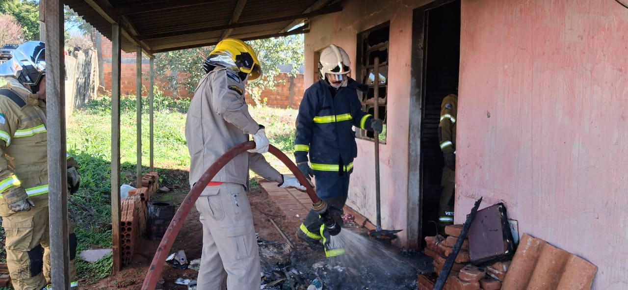 Moradora é socorrida da casa em chamas por vizinhos no Pirapó