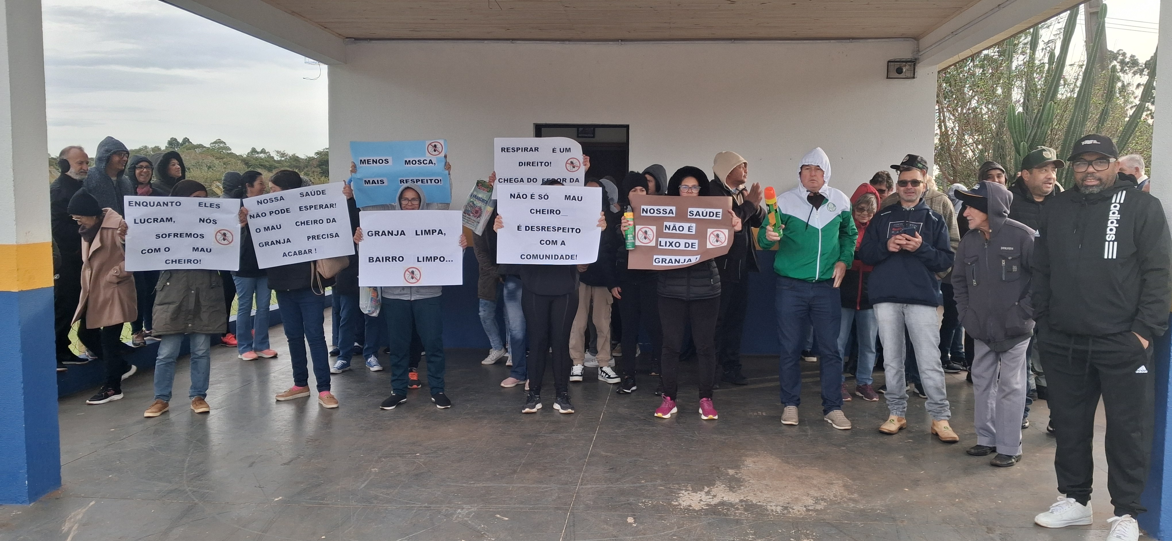 Moradores de Aricanduva protestam contra mau cheiro causado por granja