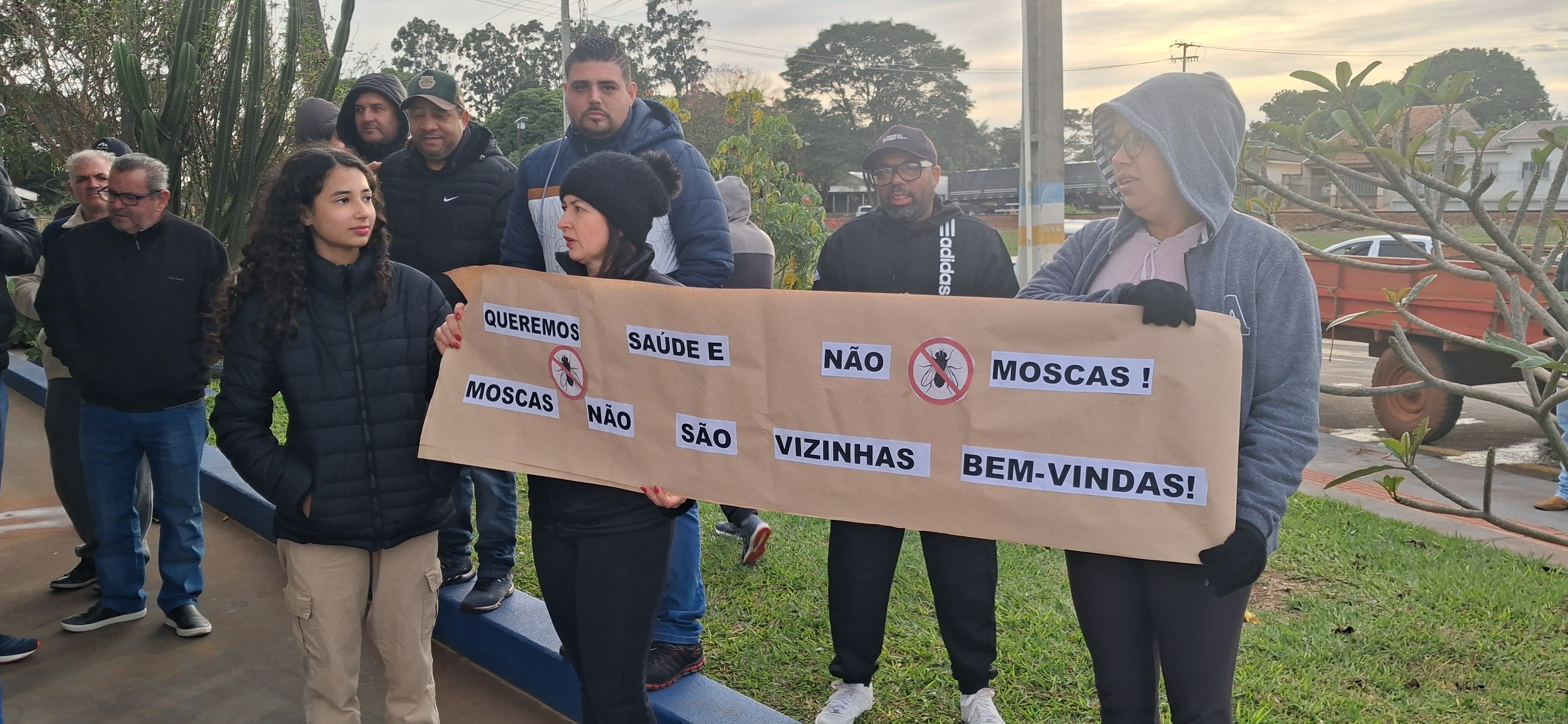 Moradores de Aricanduva protestam contra mau cheiro causado por granja