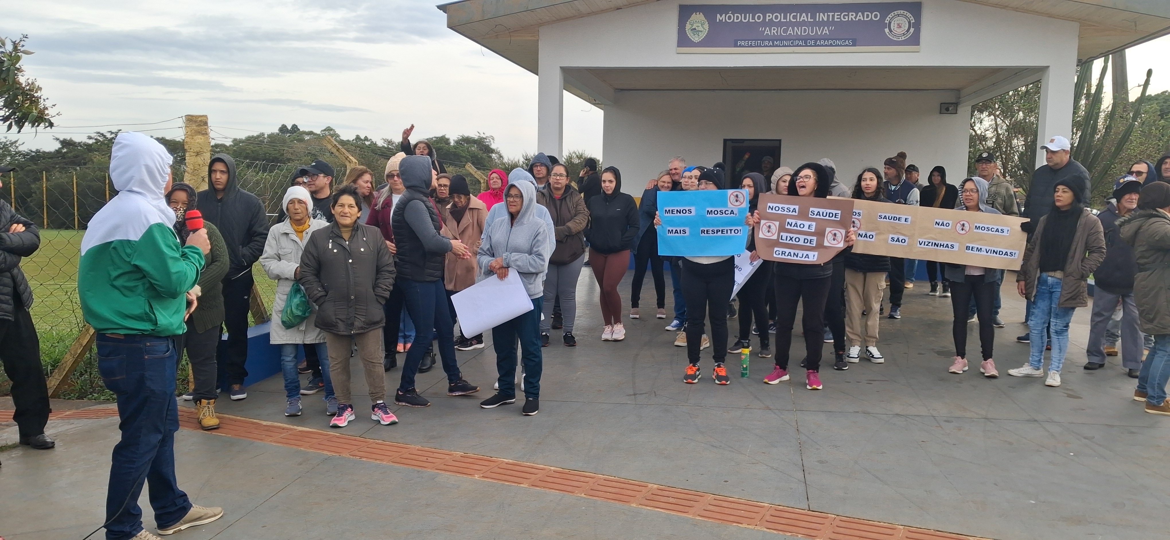 Moradores de Aricanduva protestam contra mau cheiro causado por granja