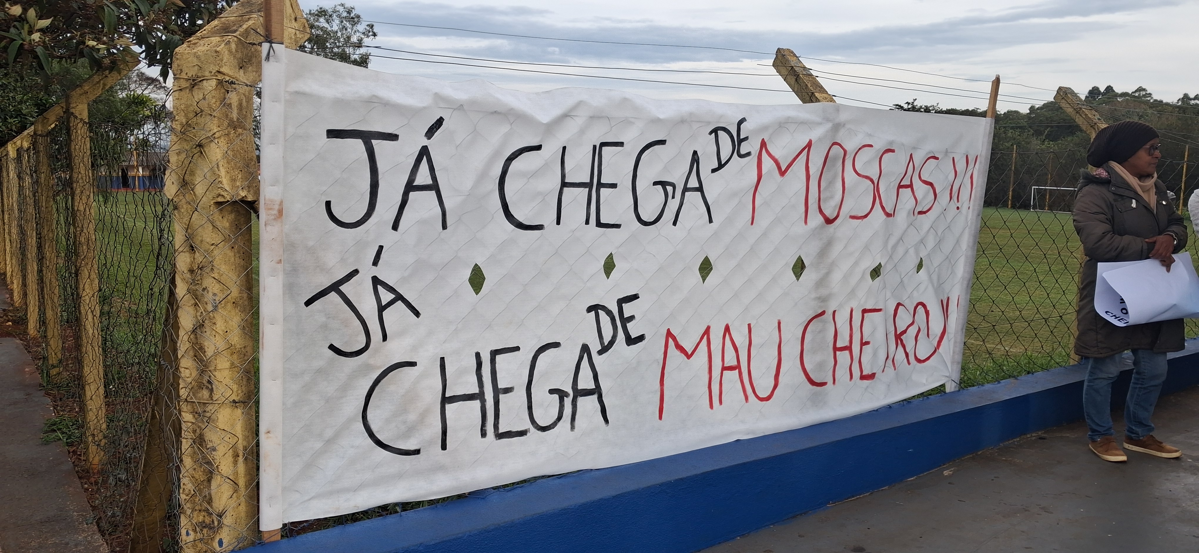 Moradores de Aricanduva protestam contra mau cheiro causado por granja