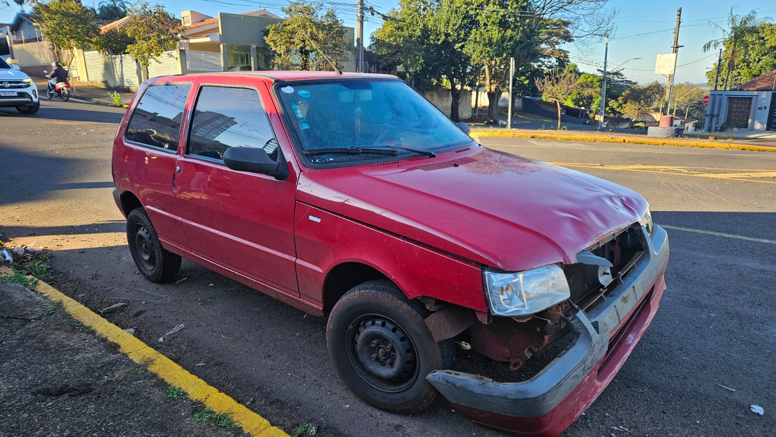 Motociclista fica ferido após colisão com Fiat Uno em Apucarana