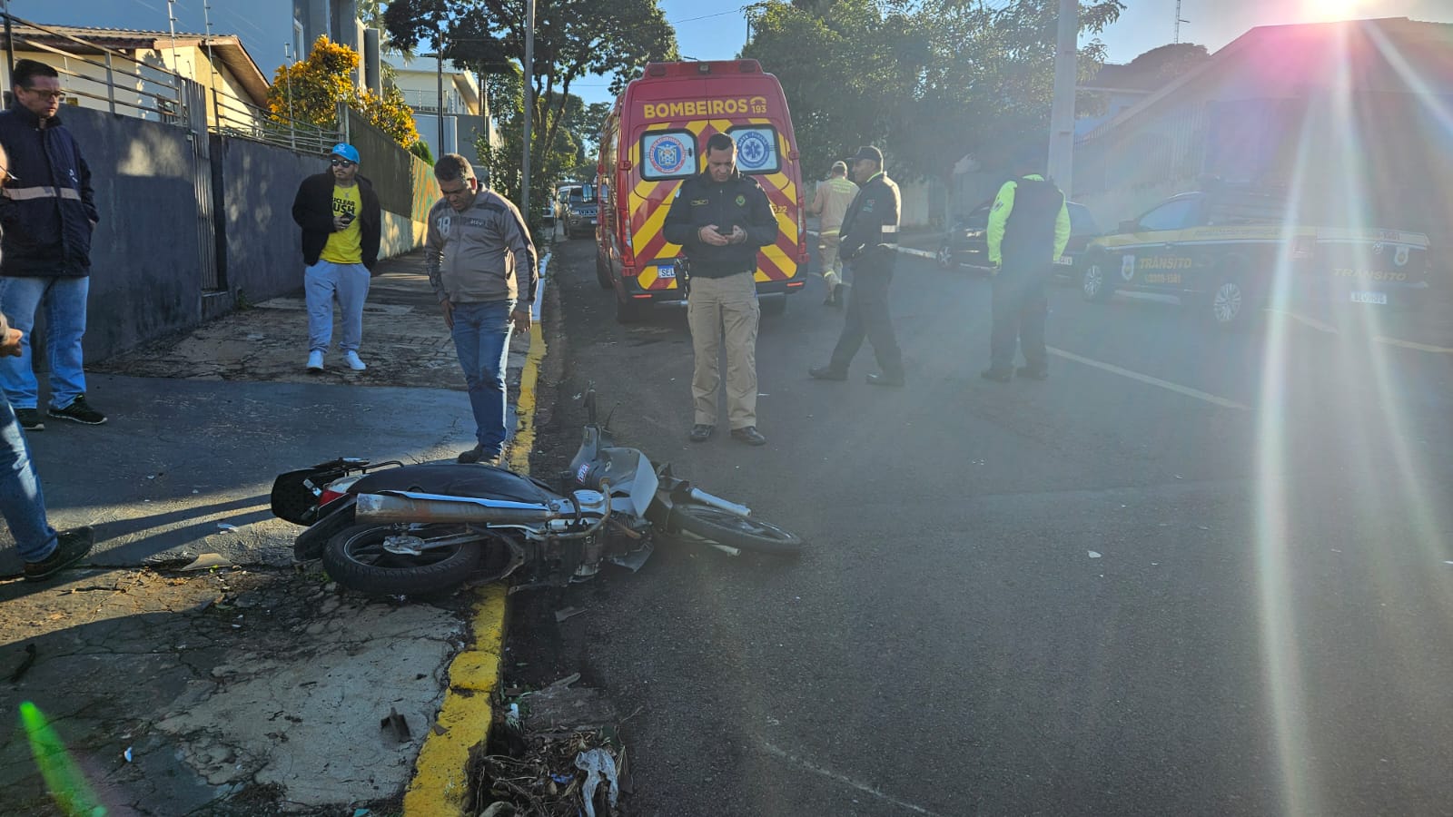 Motociclista fica ferido após colisão com Fiat Uno em Apucarana