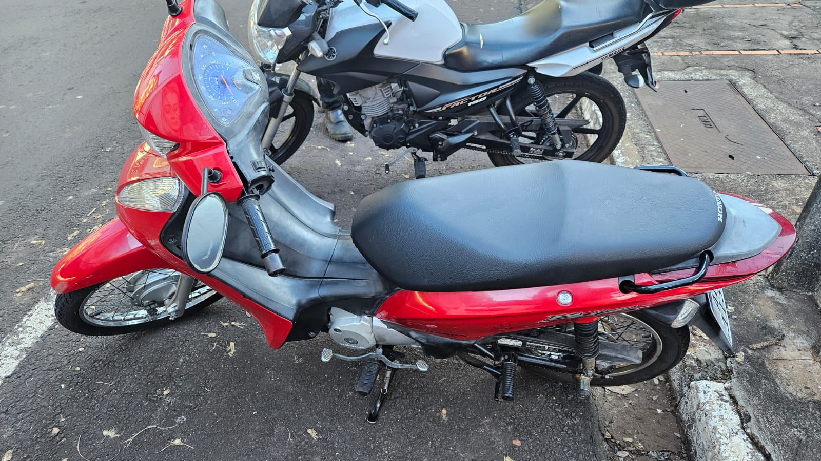 Motociclista fica ferida após colidir com ônibus em Apucarana