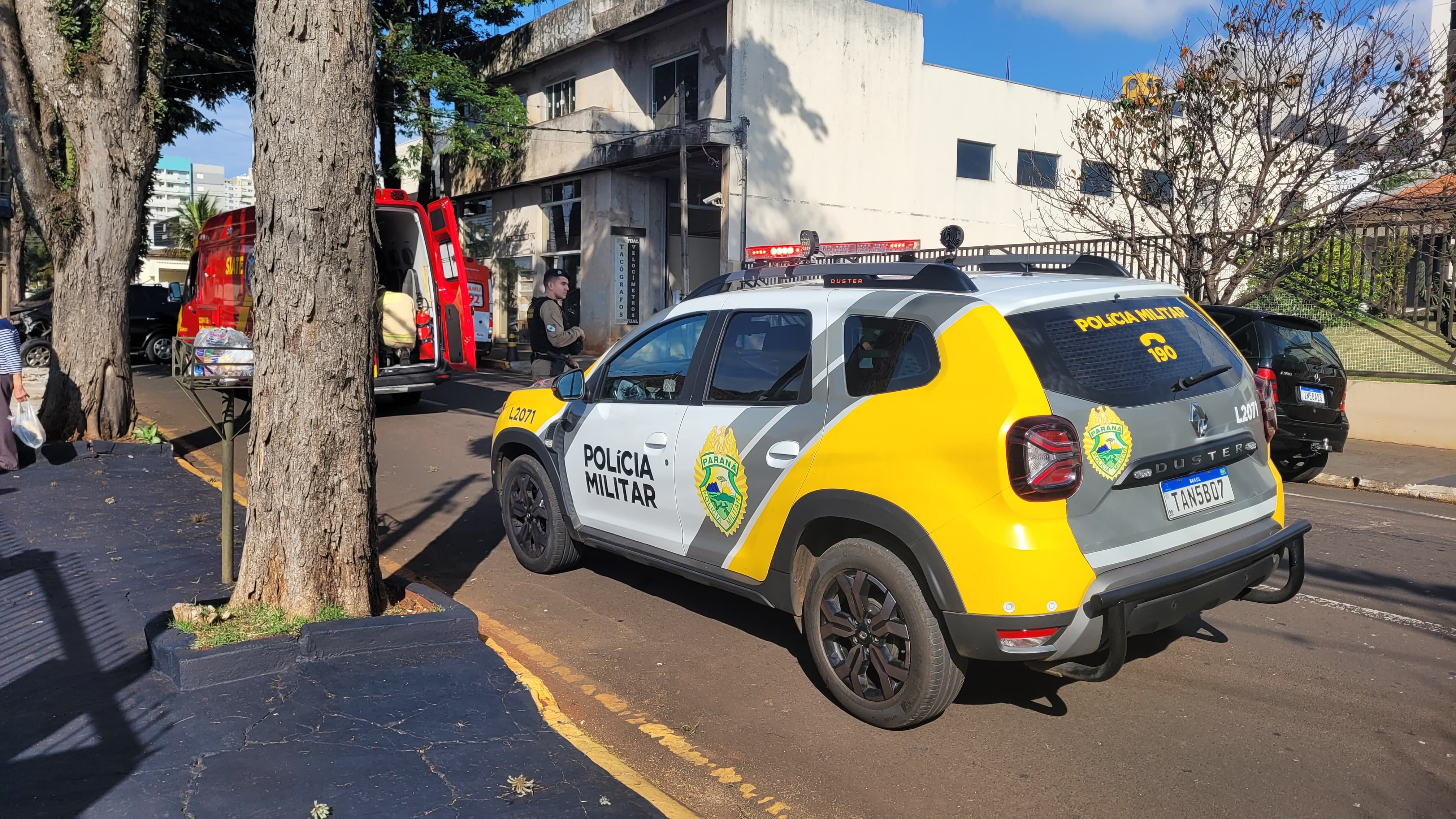 Motorista fica ferido após bater contra poste em Apucarana; veja