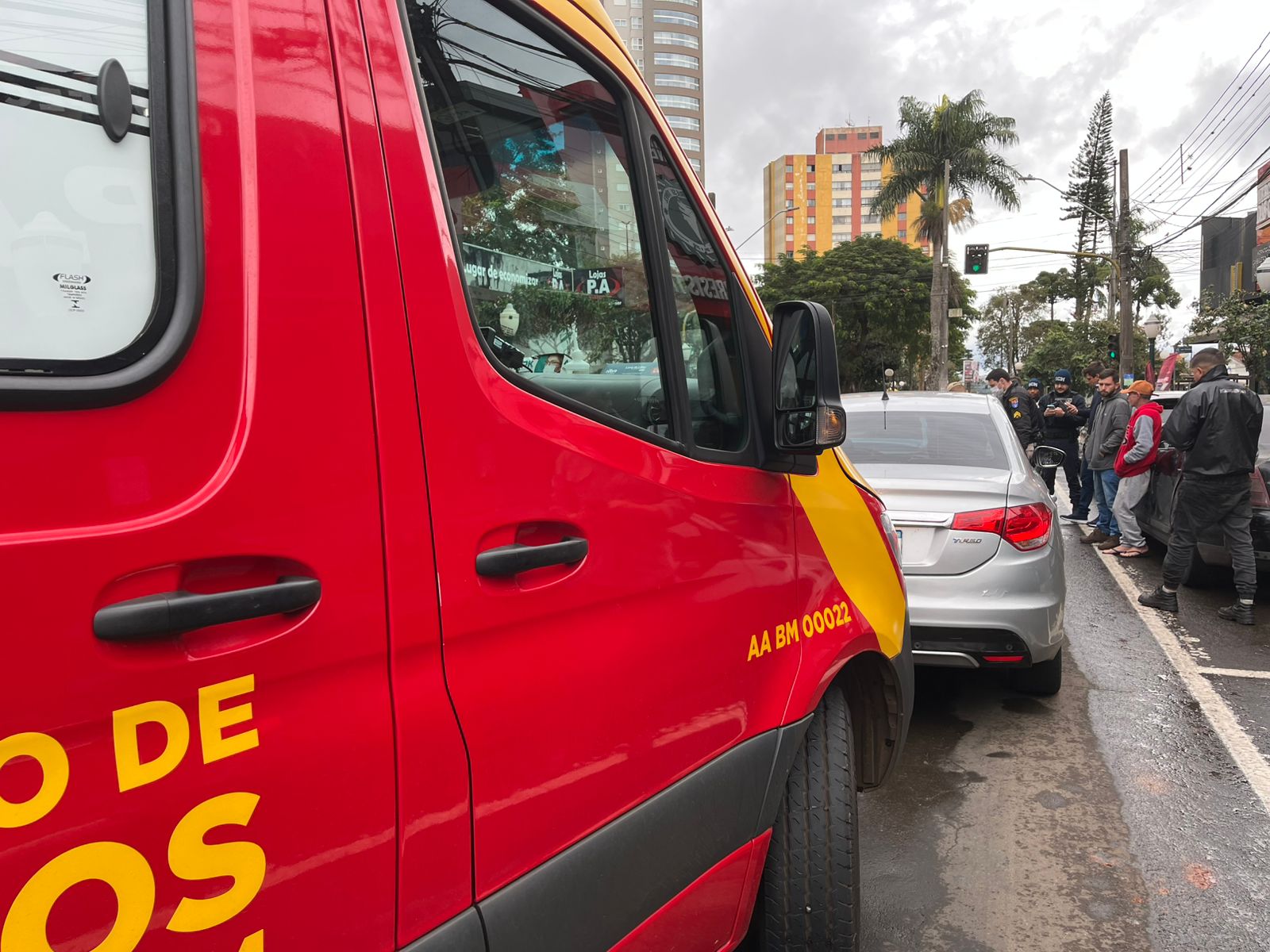 Mulher sofre contusão na cervical após acidente no centro de Apucarana; veja