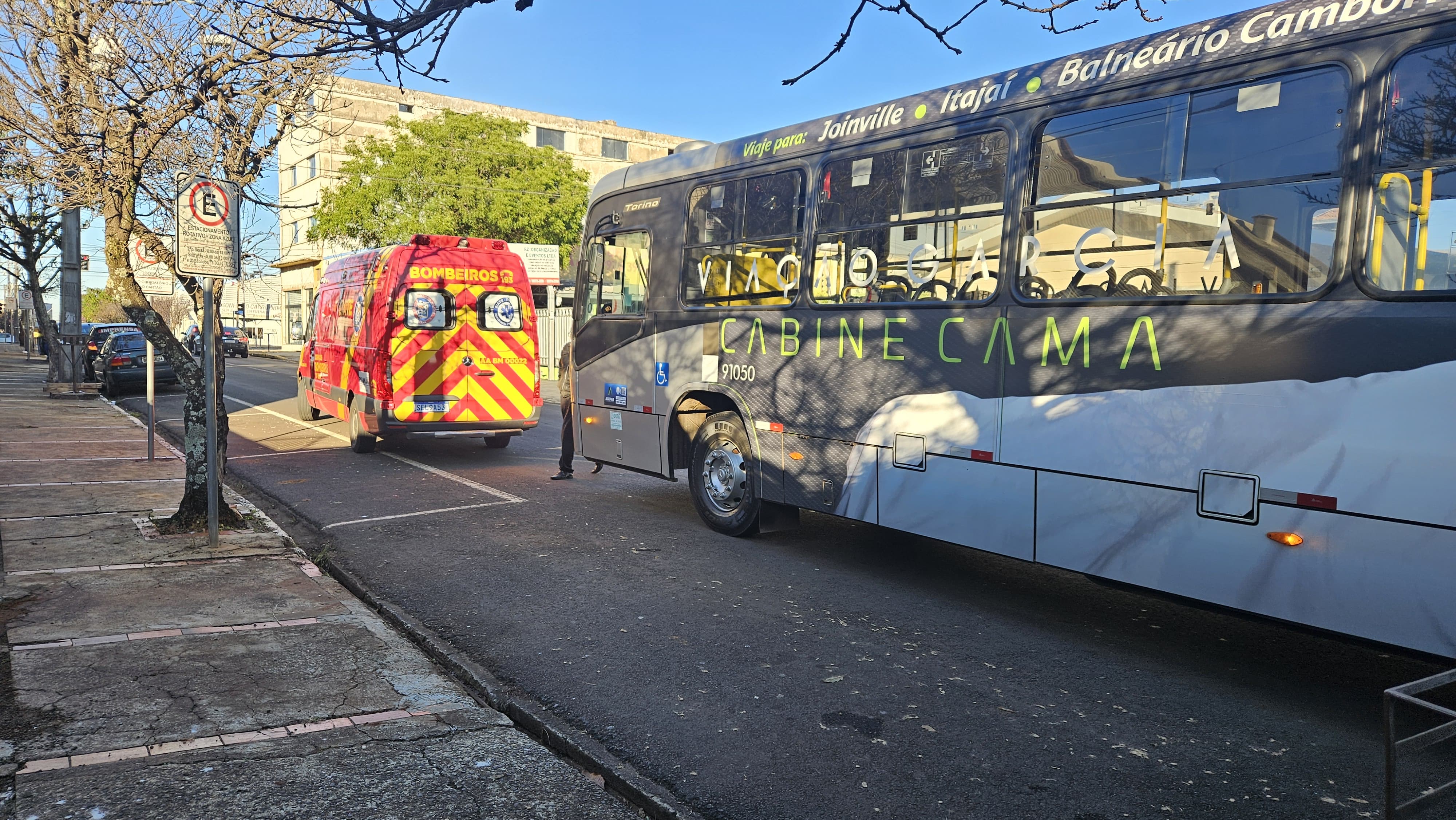 O ônibus, que tinha Rolândia como destino, não tinha nenhum passageiro no momento do acidente