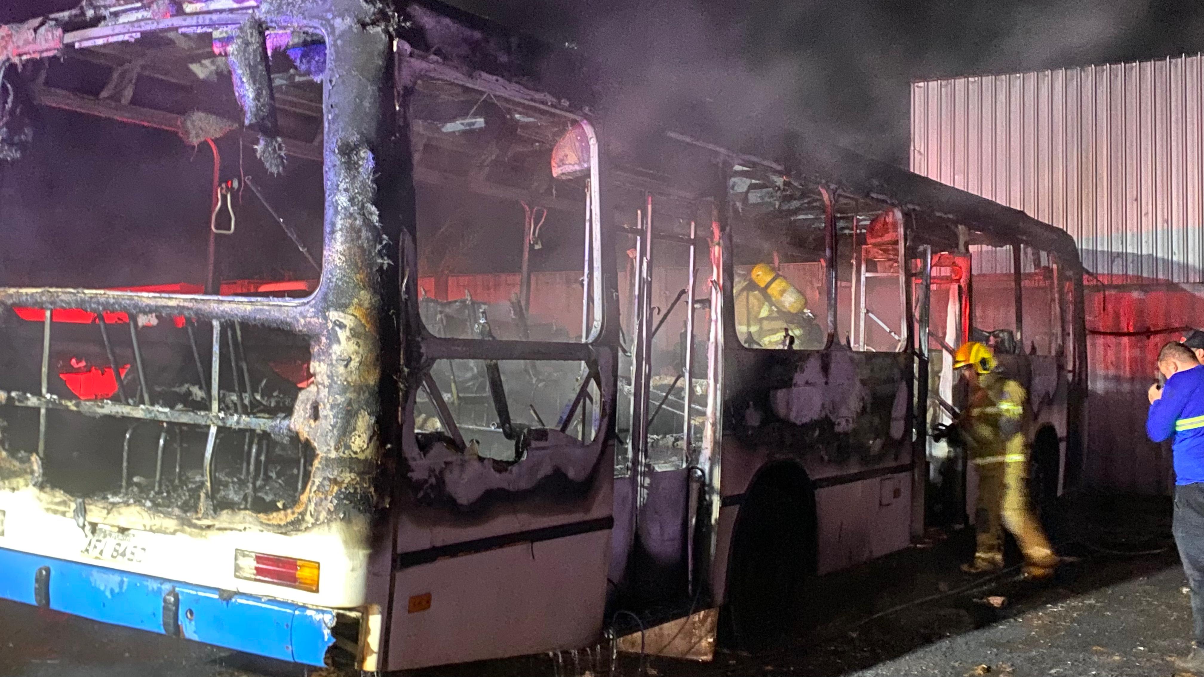 Ônibus pega fogo horas após transportar trabalhadores em Apucarana