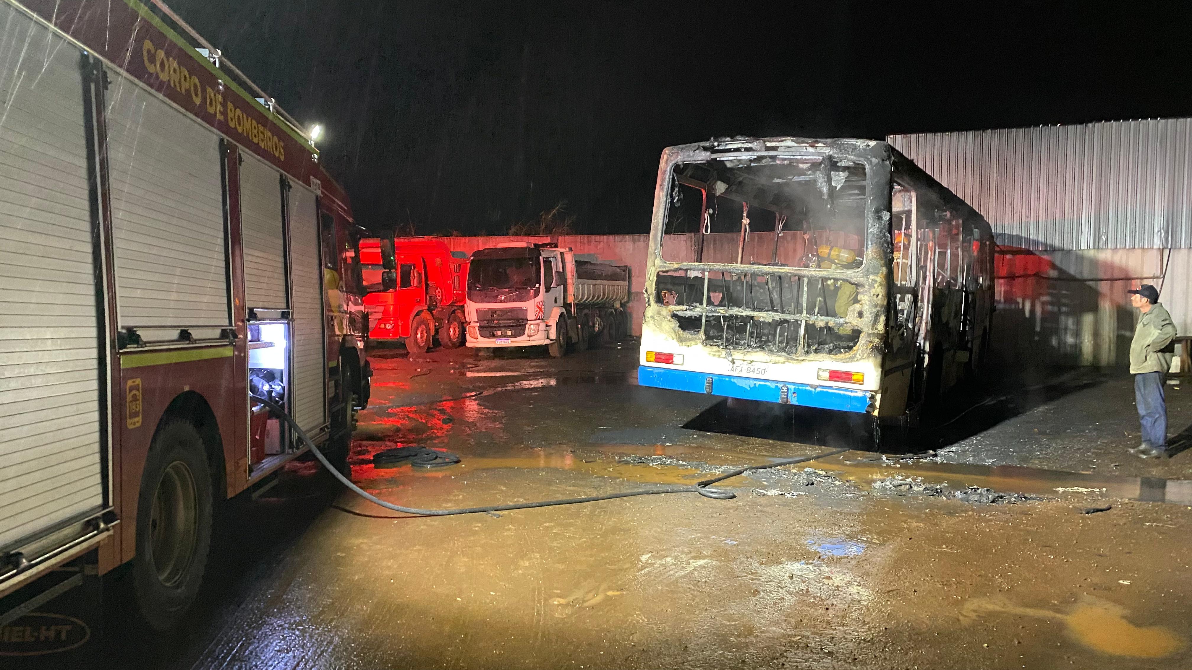 Ônibus pega fogo horas após transportar trabalhadores em Apucarana