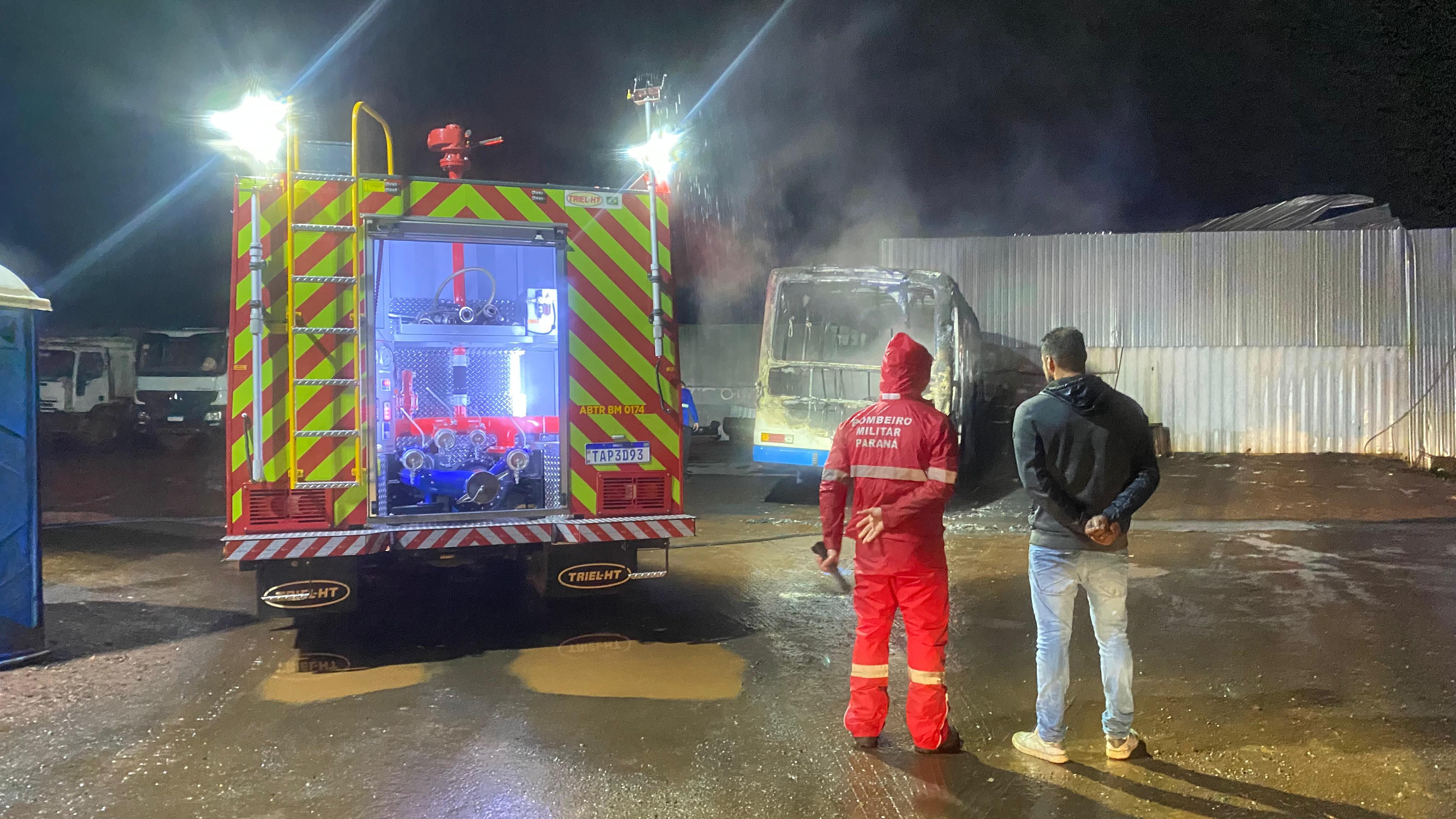 Ônibus pega fogo horas após transportar trabalhadores em Apucarana