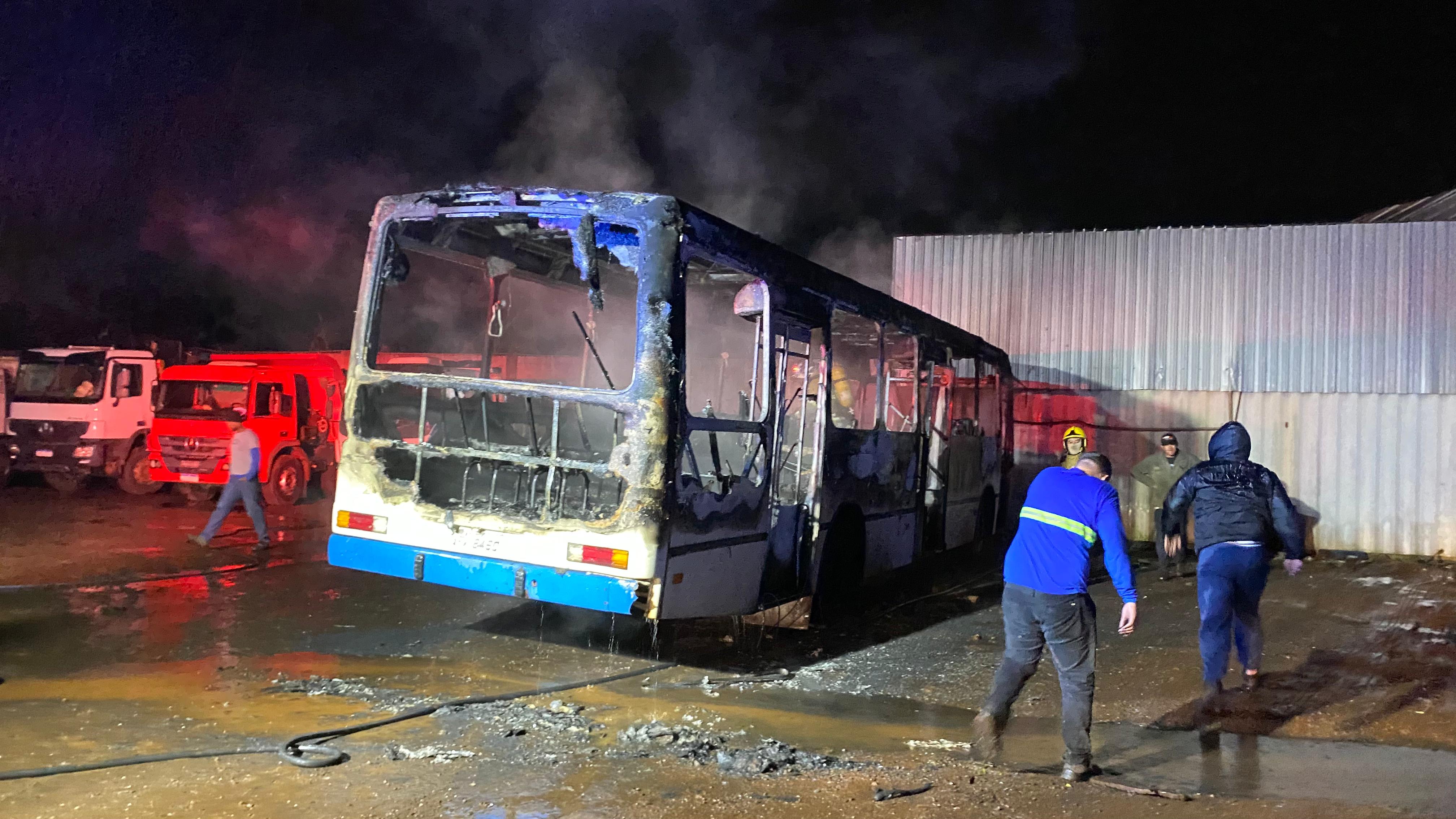 Ônibus pega fogo horas após transportar trabalhadores em Apucarana