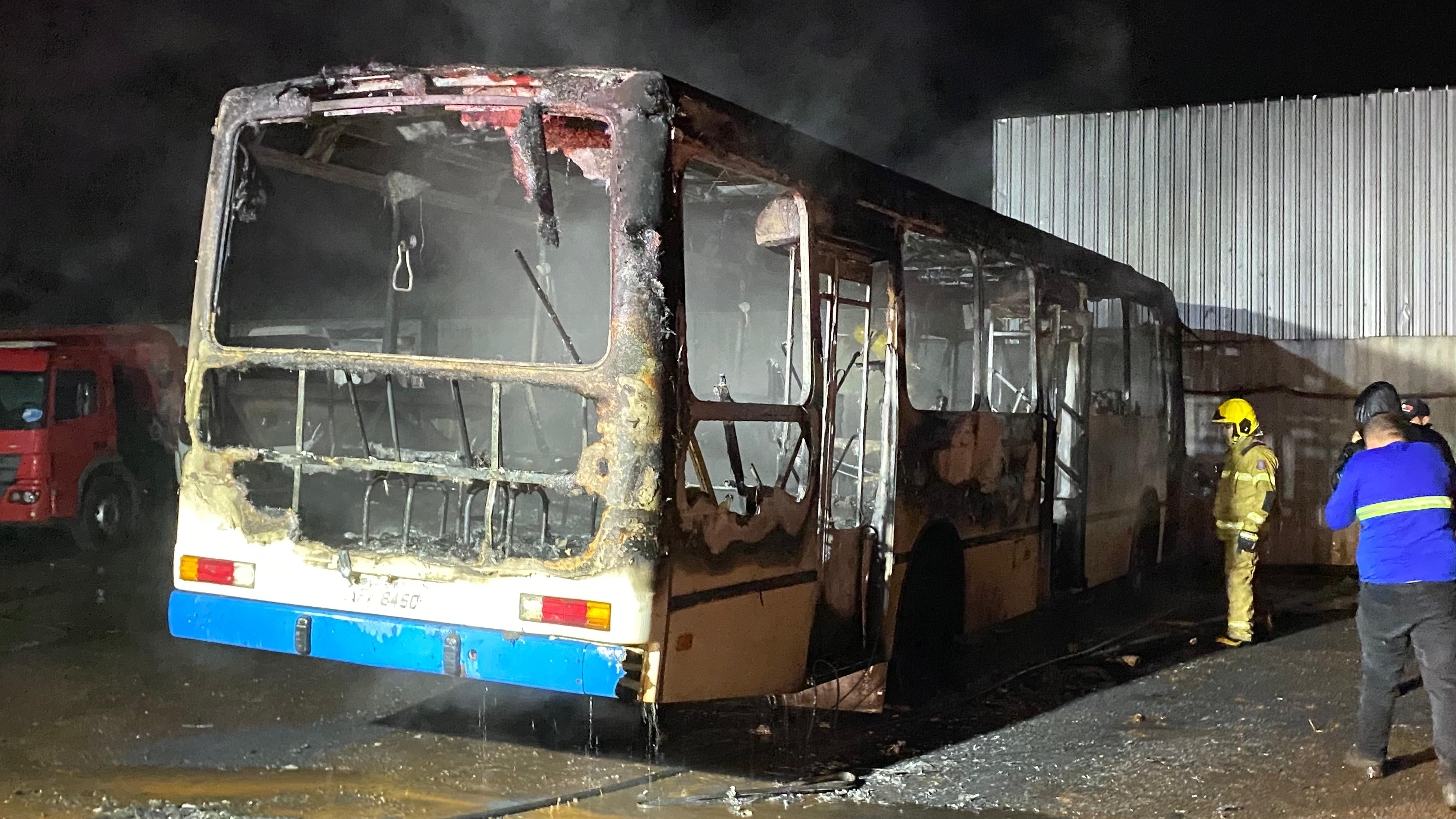 Ônibus pega fogo horas após transportar trabalhadores em Apucarana