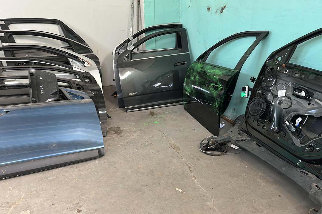 PCPR apreende dezenas de peças veiculares em galpão de desmanche