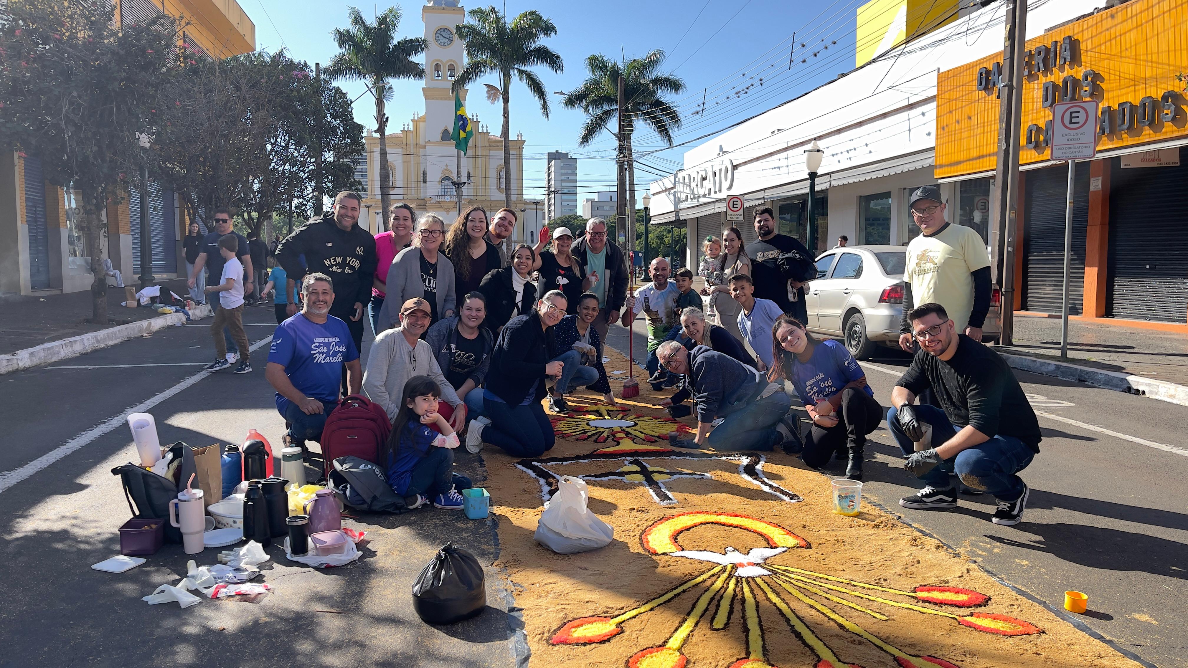 Parte dos voluntários que confeccionaram os tapetes