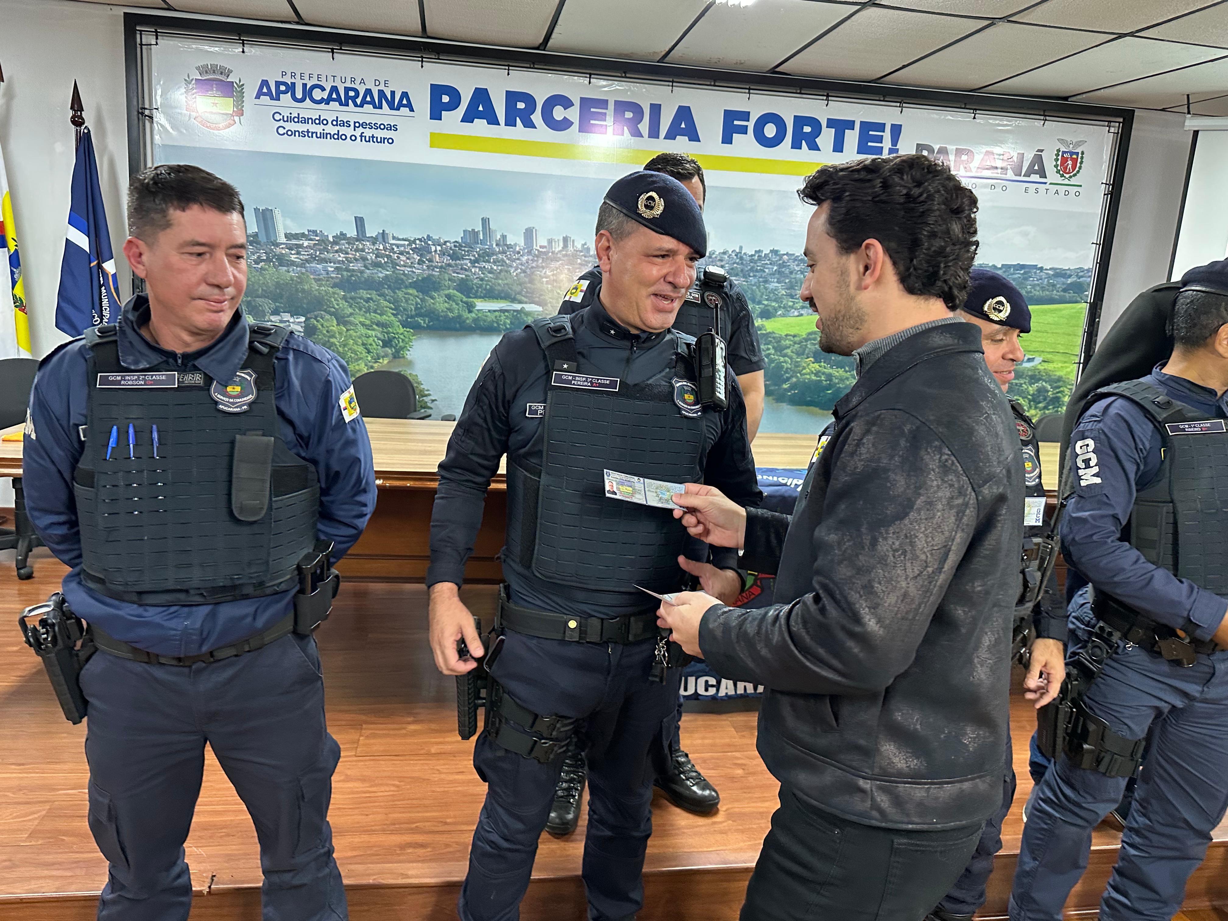 Prefeitura entrega armas para Guarda Civil Municipal de Apucarana
