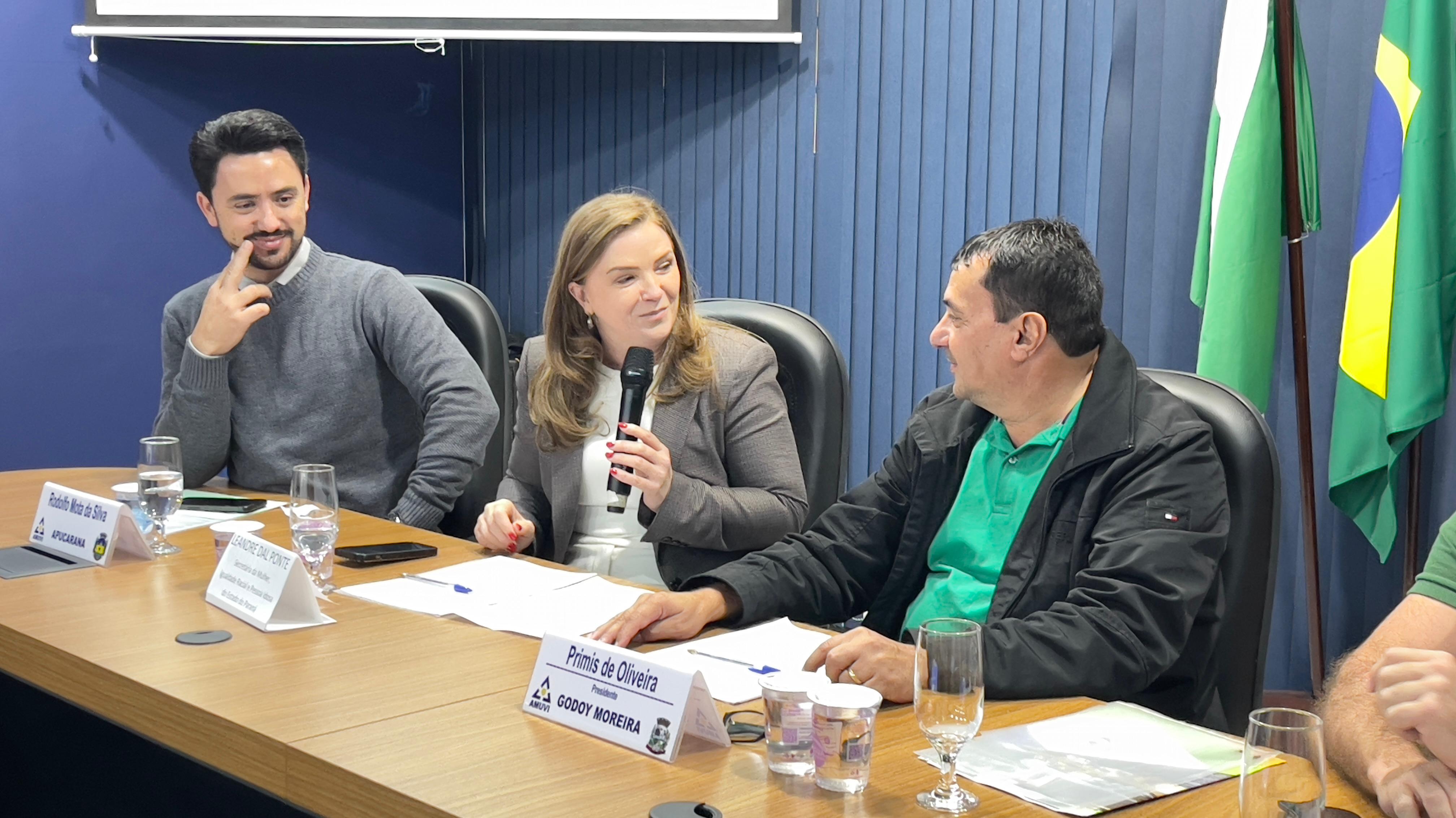 Secretária discursa durante reunião da Amuvi