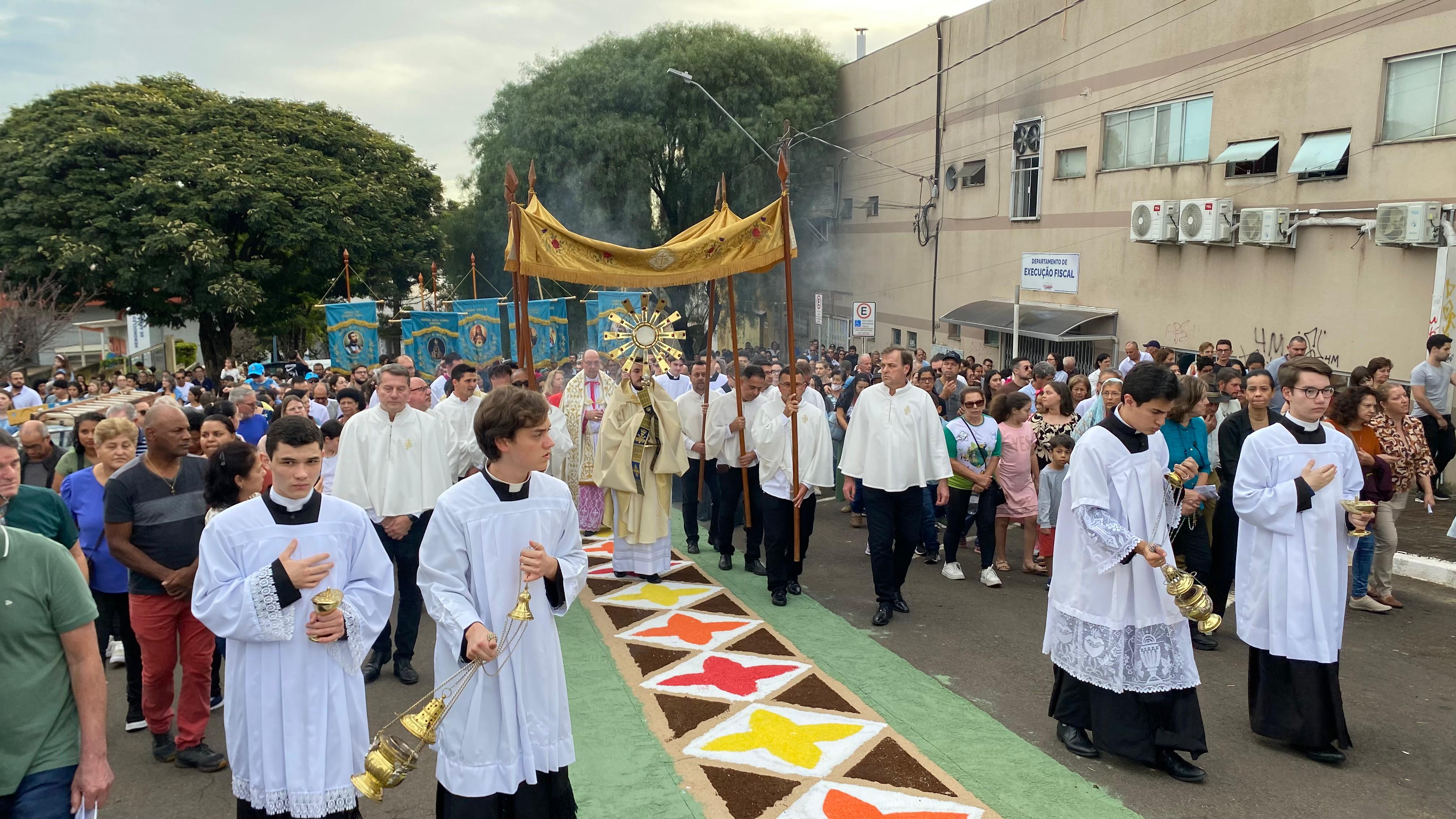Veja os registros da procissão de Corpus Christi em Apucarana
