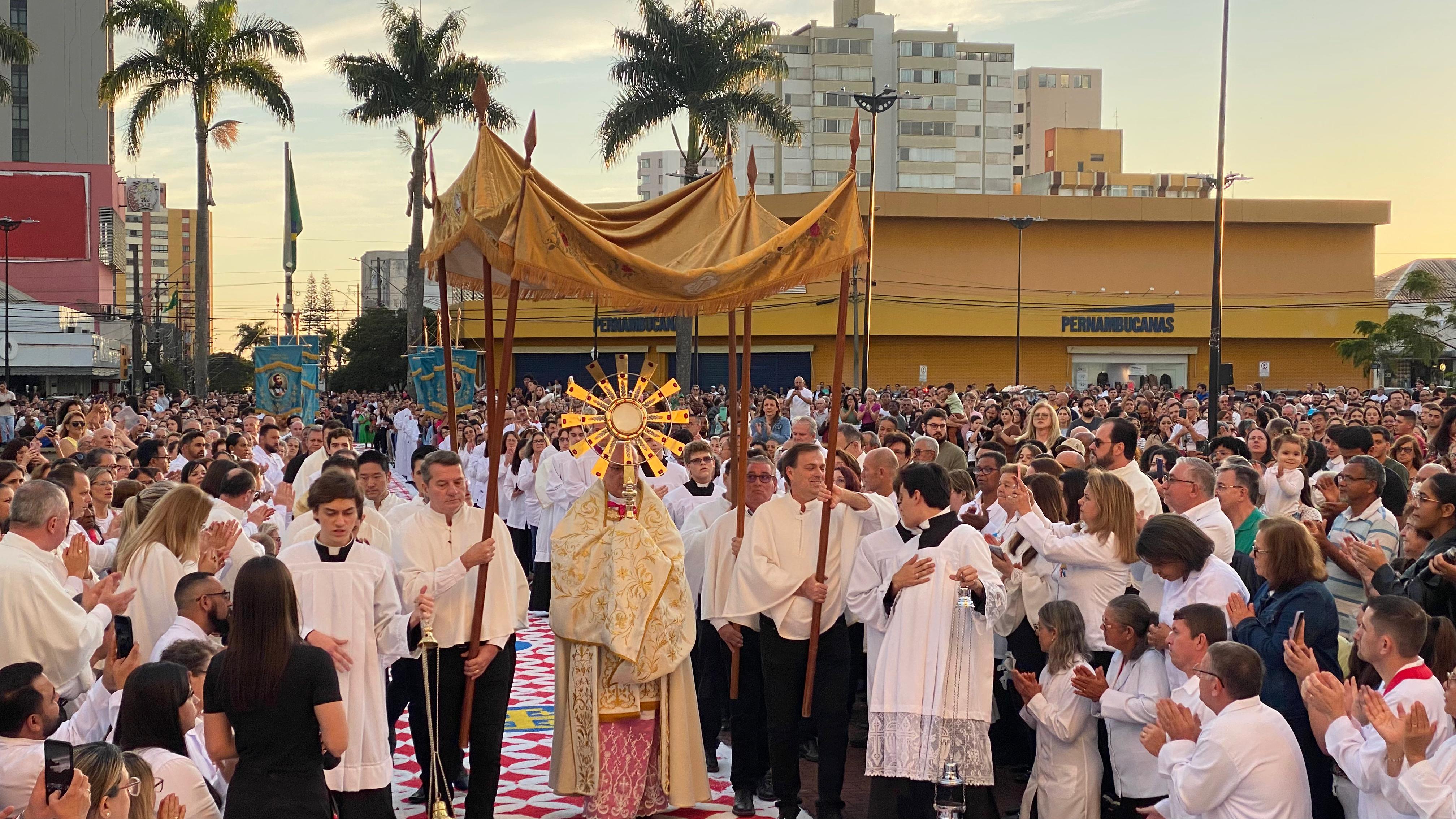 Veja os registros da procissão de Corpus Christi em Apucarana